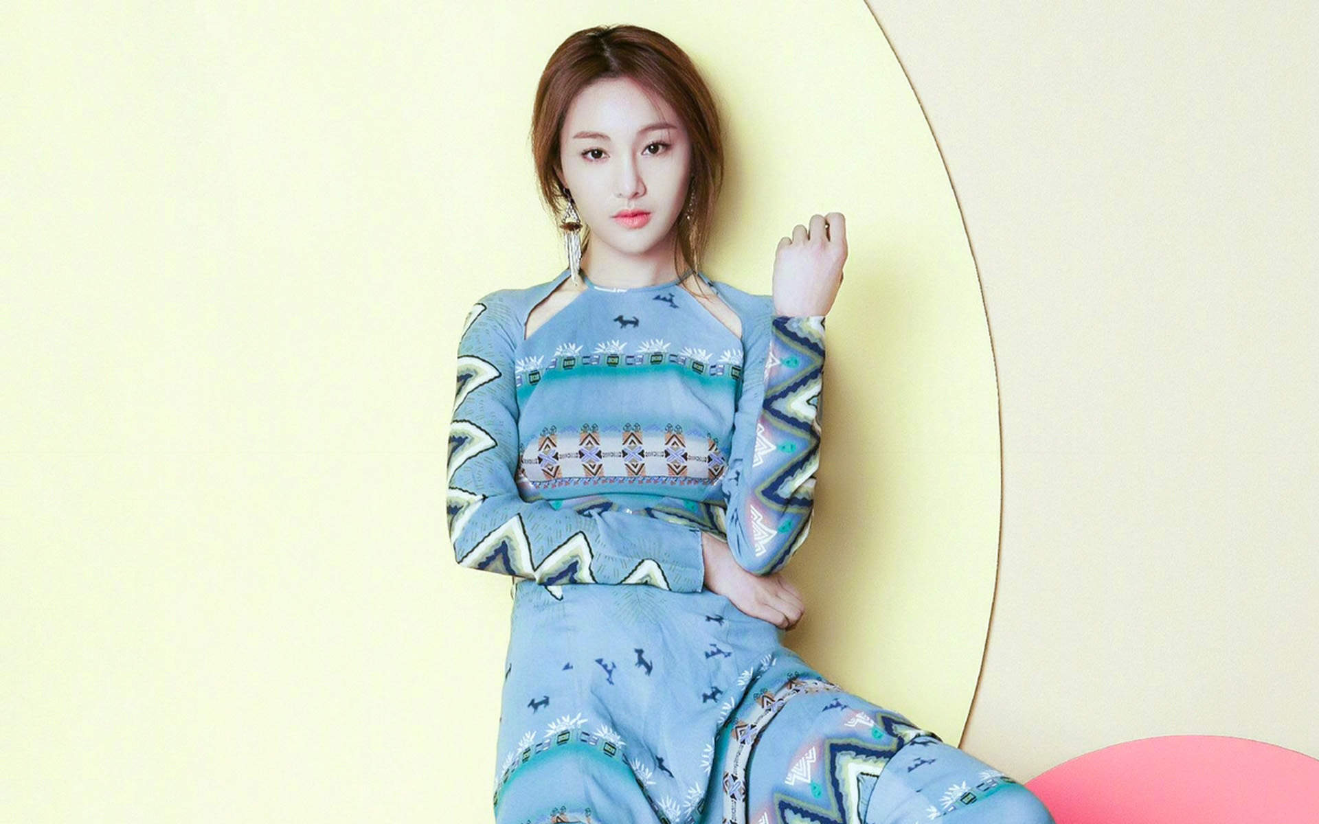 高清中国内地女演员郑爽泡面刘海清爽元气写真图片图片