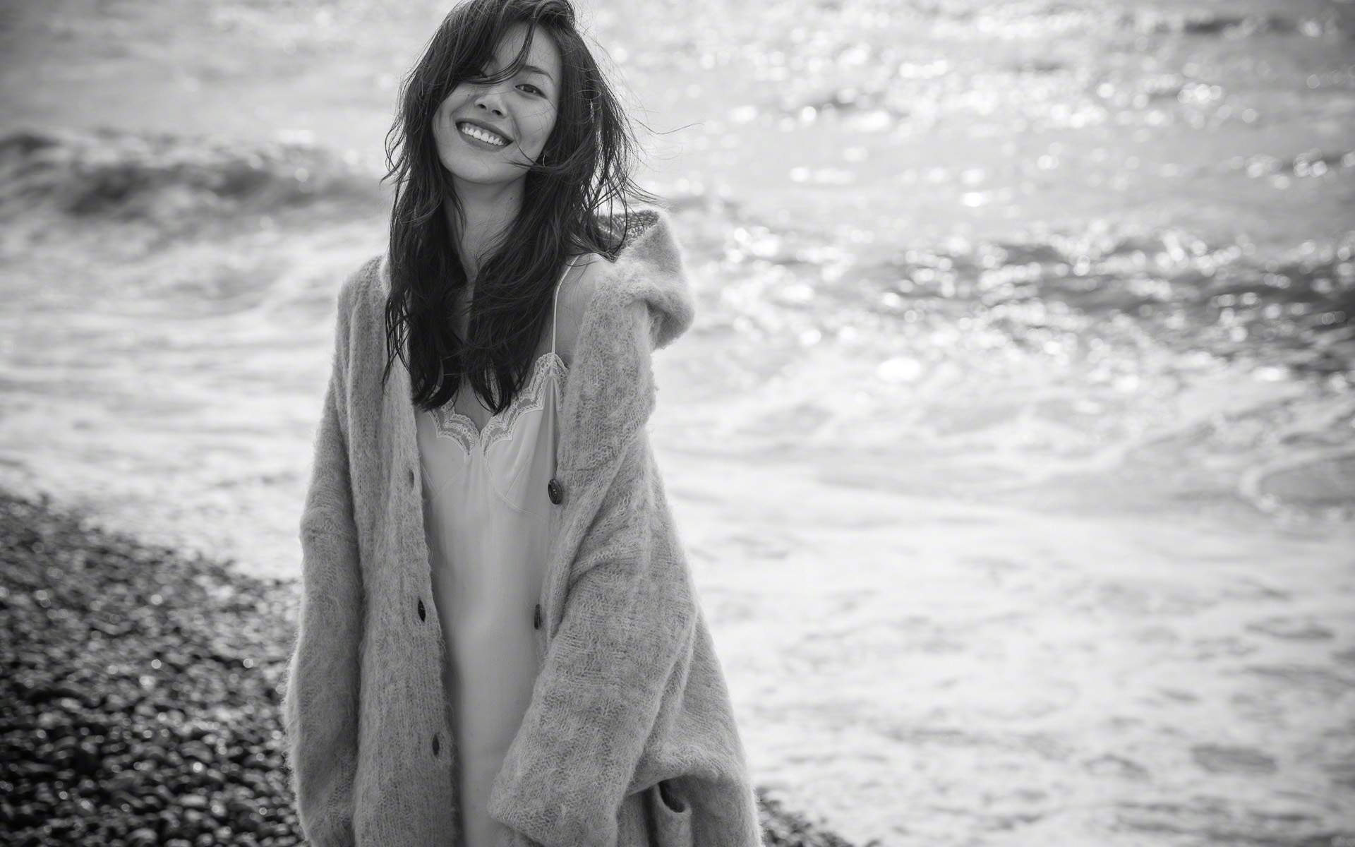 刘雯海边性感黑白写真高清壁纸图片