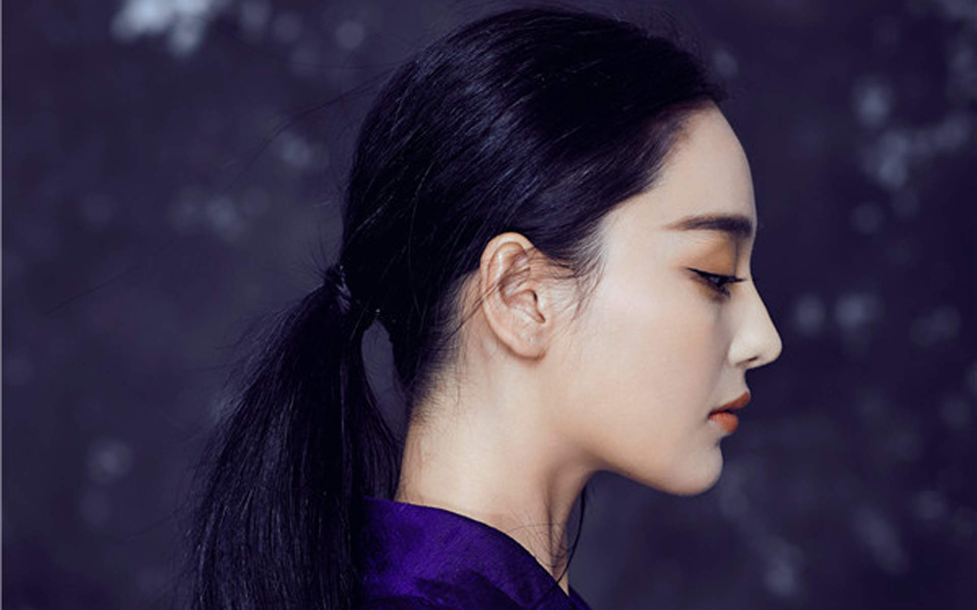 高清中国内地女演张馨予蓝色长裙典雅性感写真高清壁纸图片