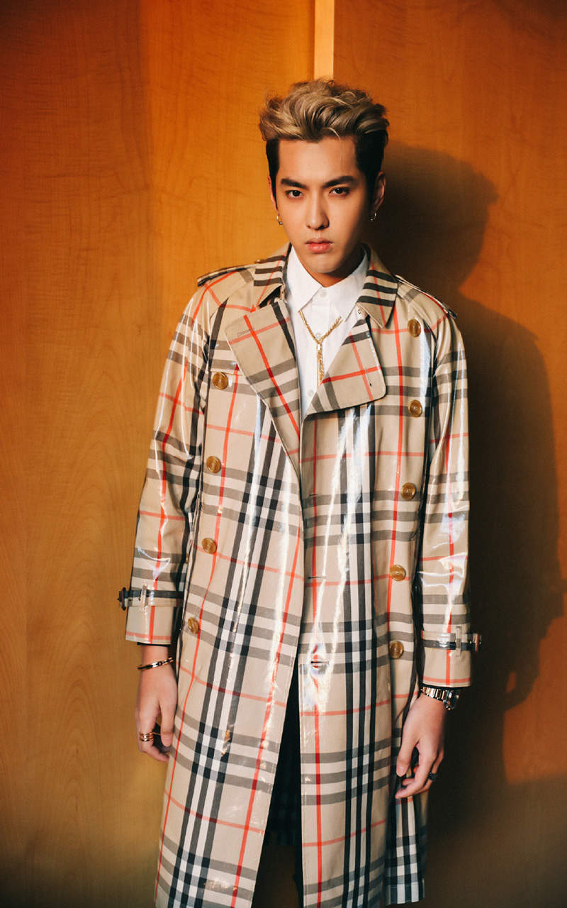 高清广州男明星吴亦凡黑色西服帅气图片图片