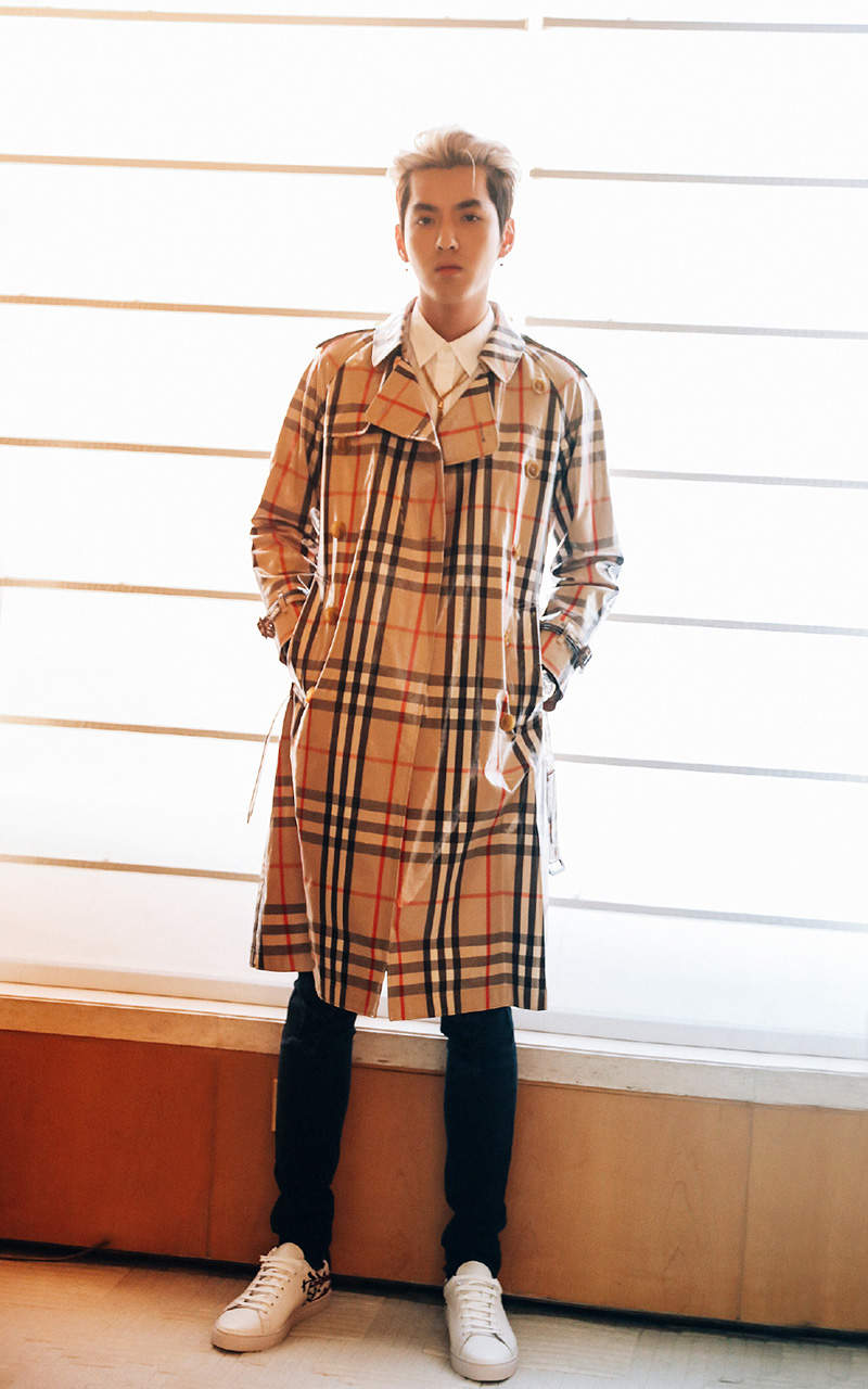 高清广州男明星吴亦凡黑色西服帅气图片图片