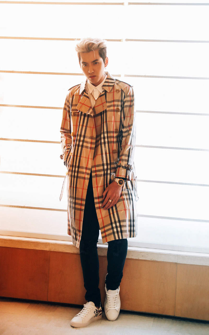 高清广州男明星吴亦凡黑色西服帅气图片图片