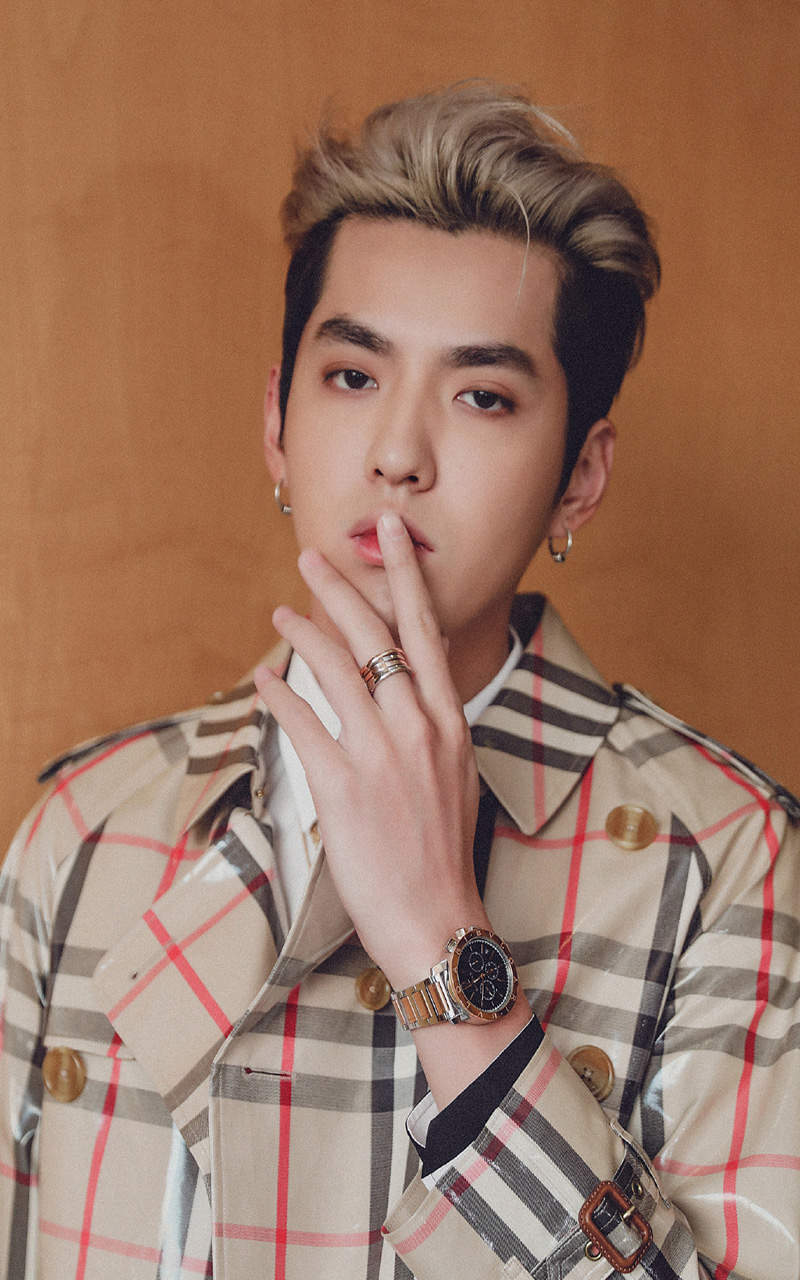 高清广州男明星吴亦凡黑色西服帅气图片图片