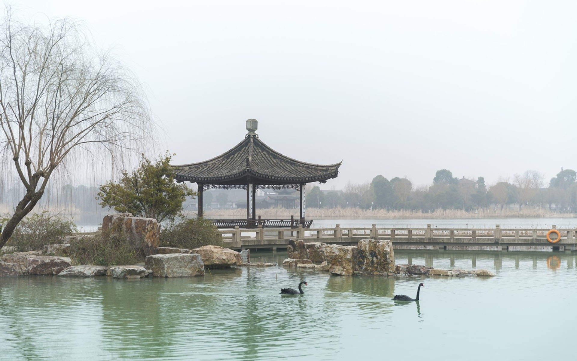 平静的湖面图片