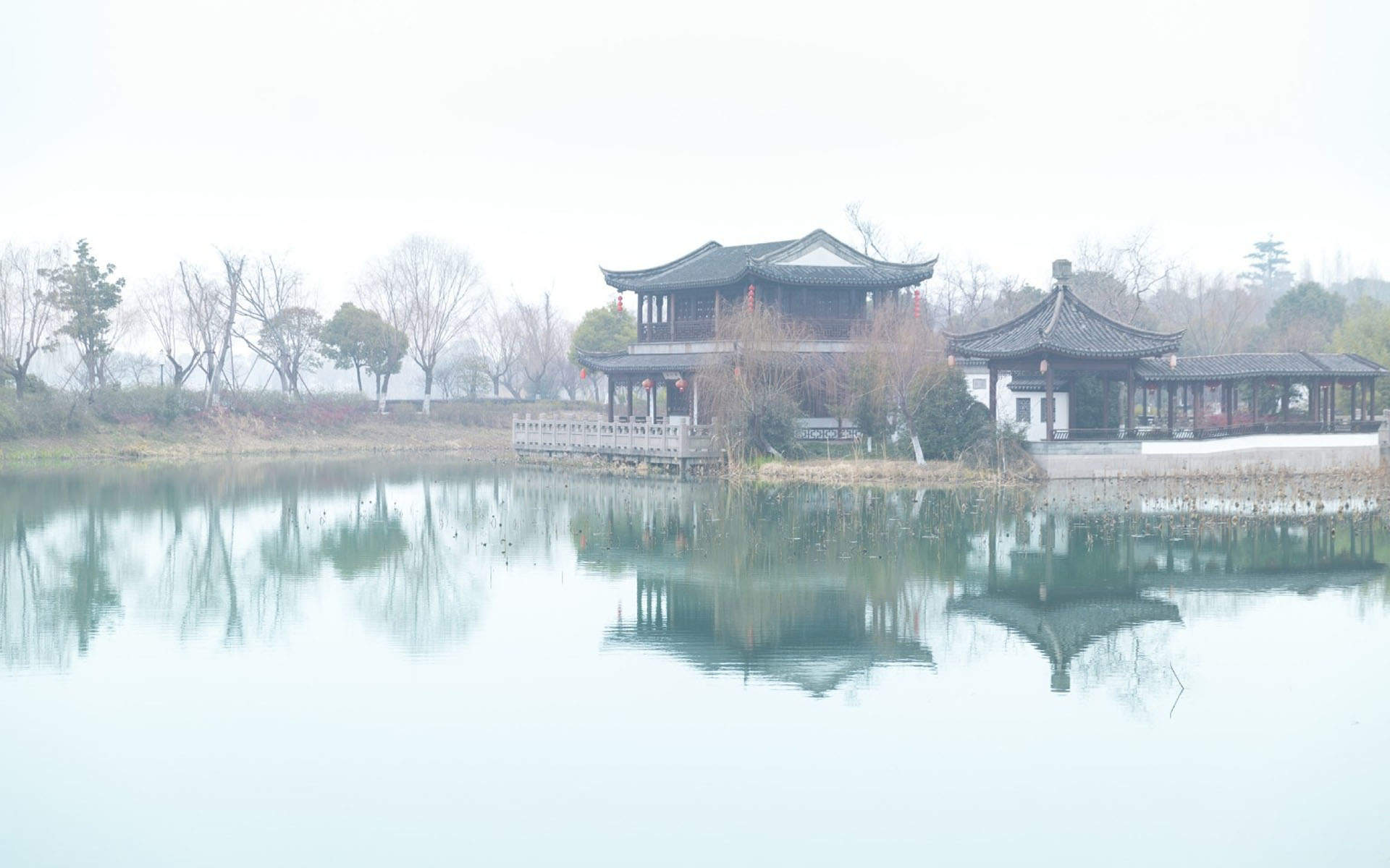 平静的湖面图片