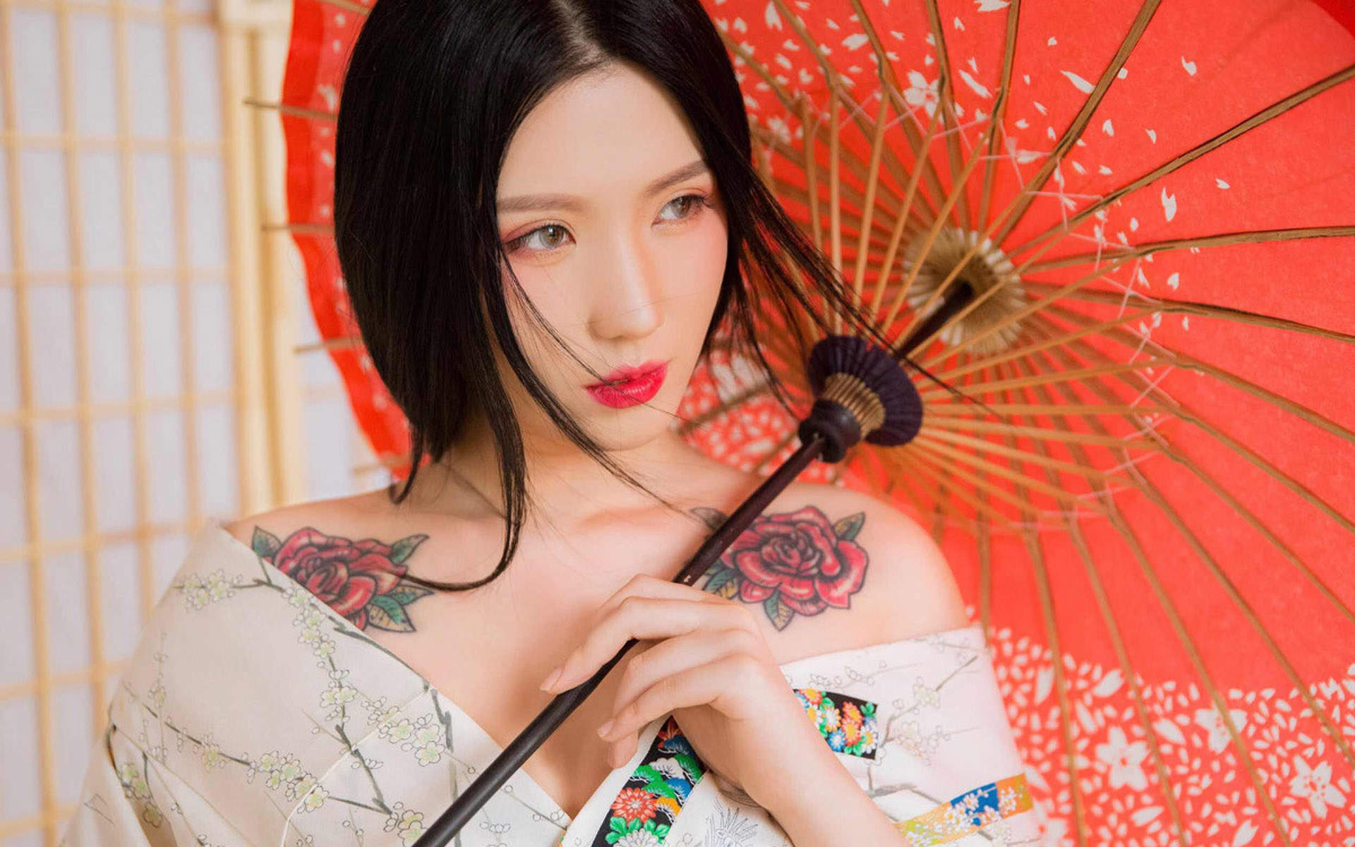 恐怖电影里的女怪物肖像胸部纹身图案图片