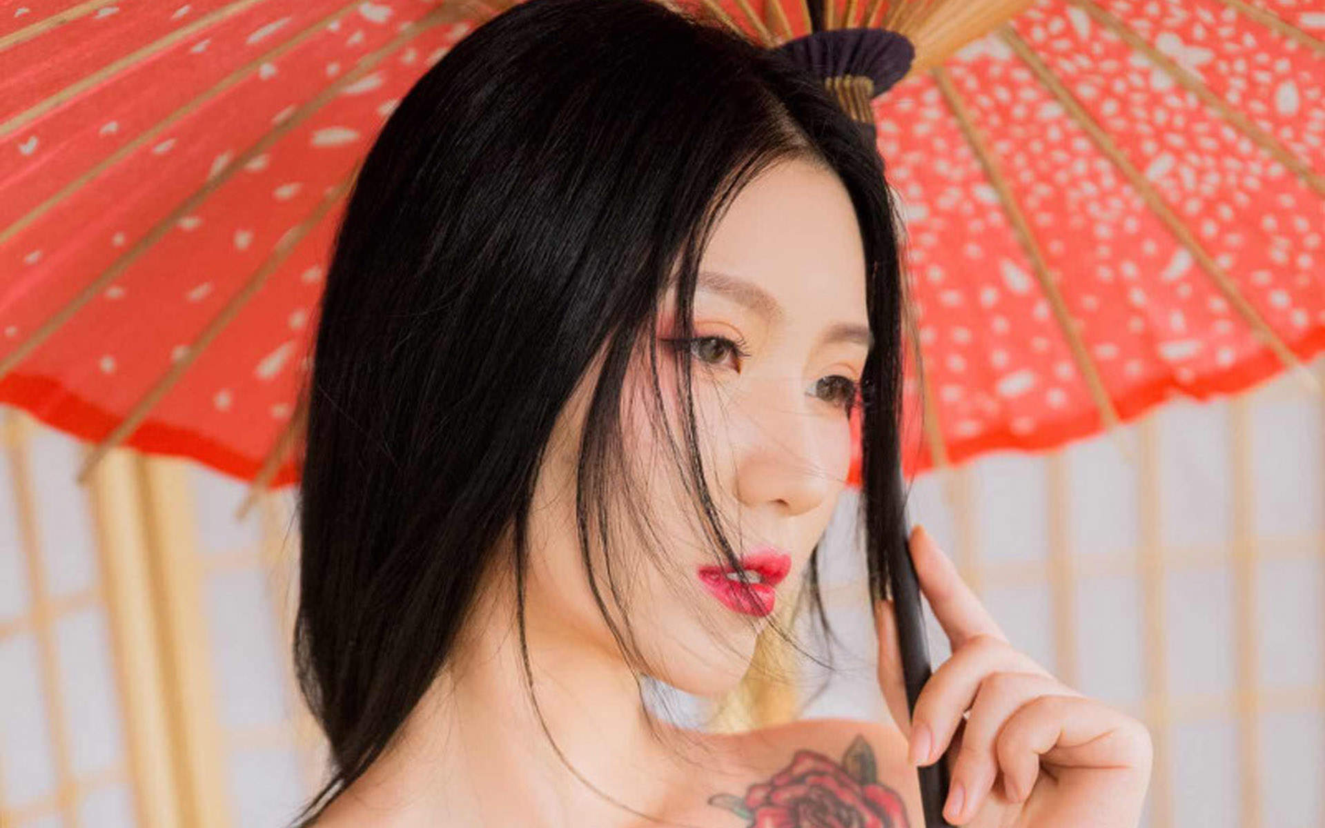 恐怖电影里的女怪物肖像胸部纹身图案图片