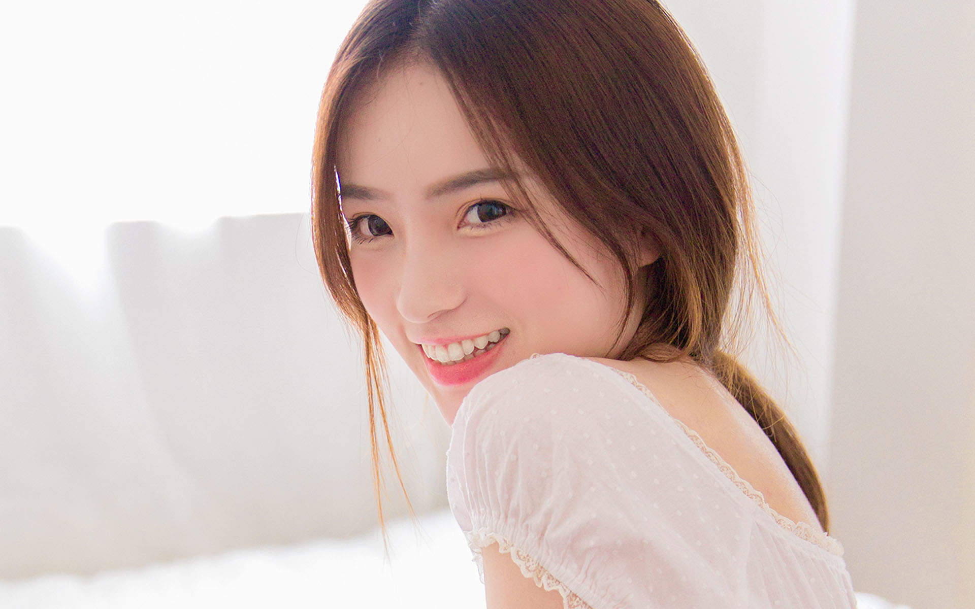 性感美女许晴白衬衫电脑桌面壁纸下载图片