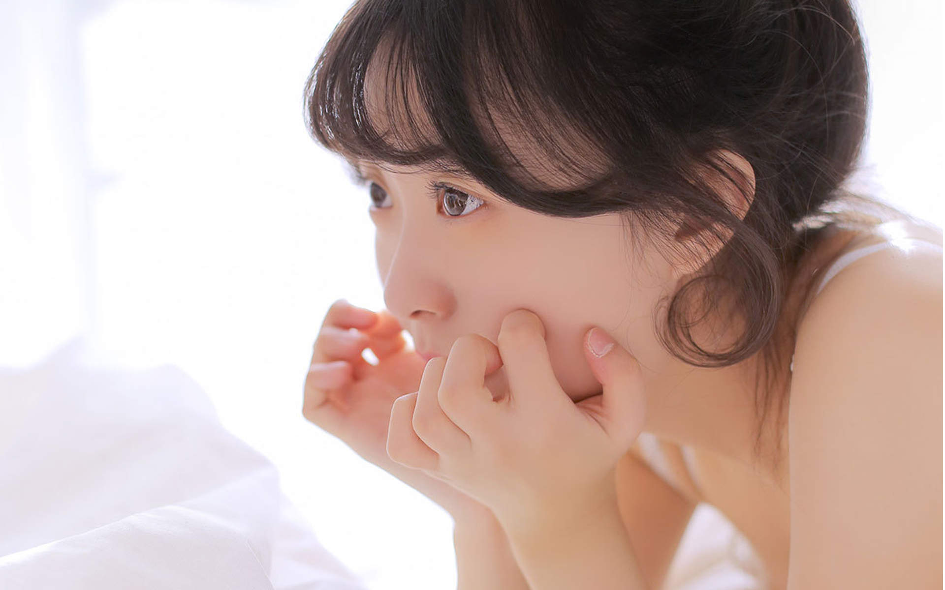 床上美女图片