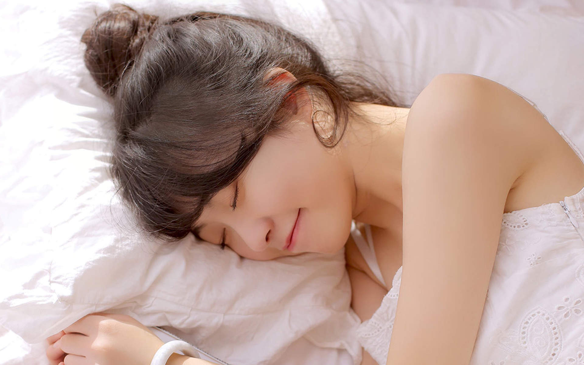 床上美女图片