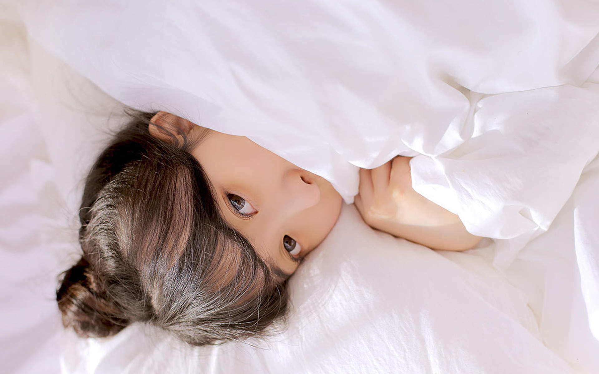 床上美女图片