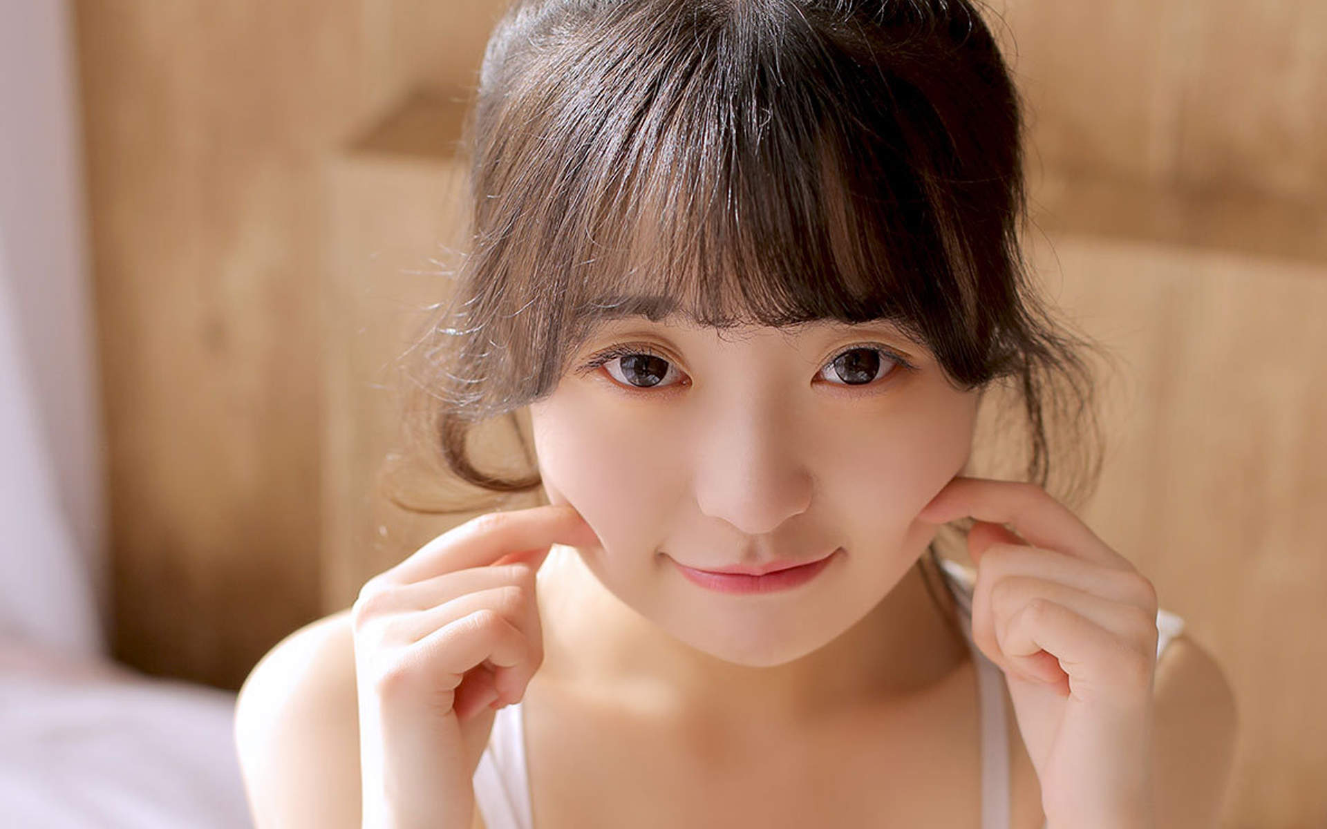 床上美女图片