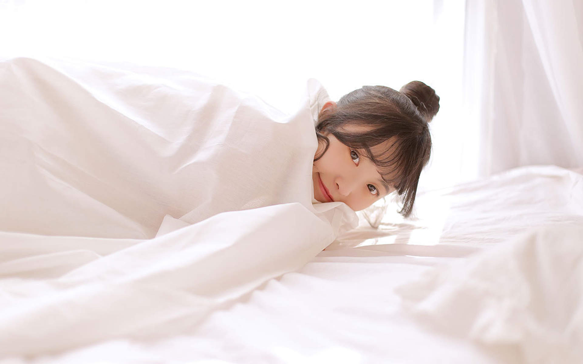 床上美女图片