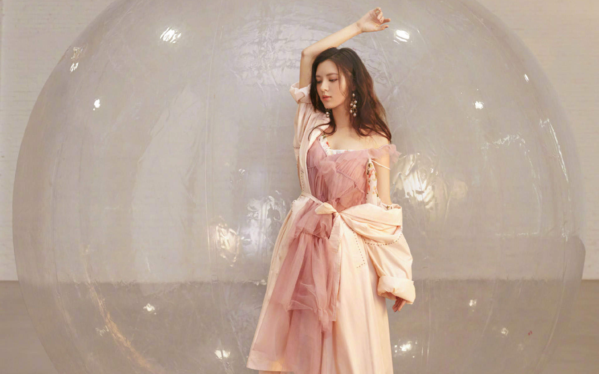 中国内地新晋女演员模特张予曦妩媚浴袍微博美照图片图片