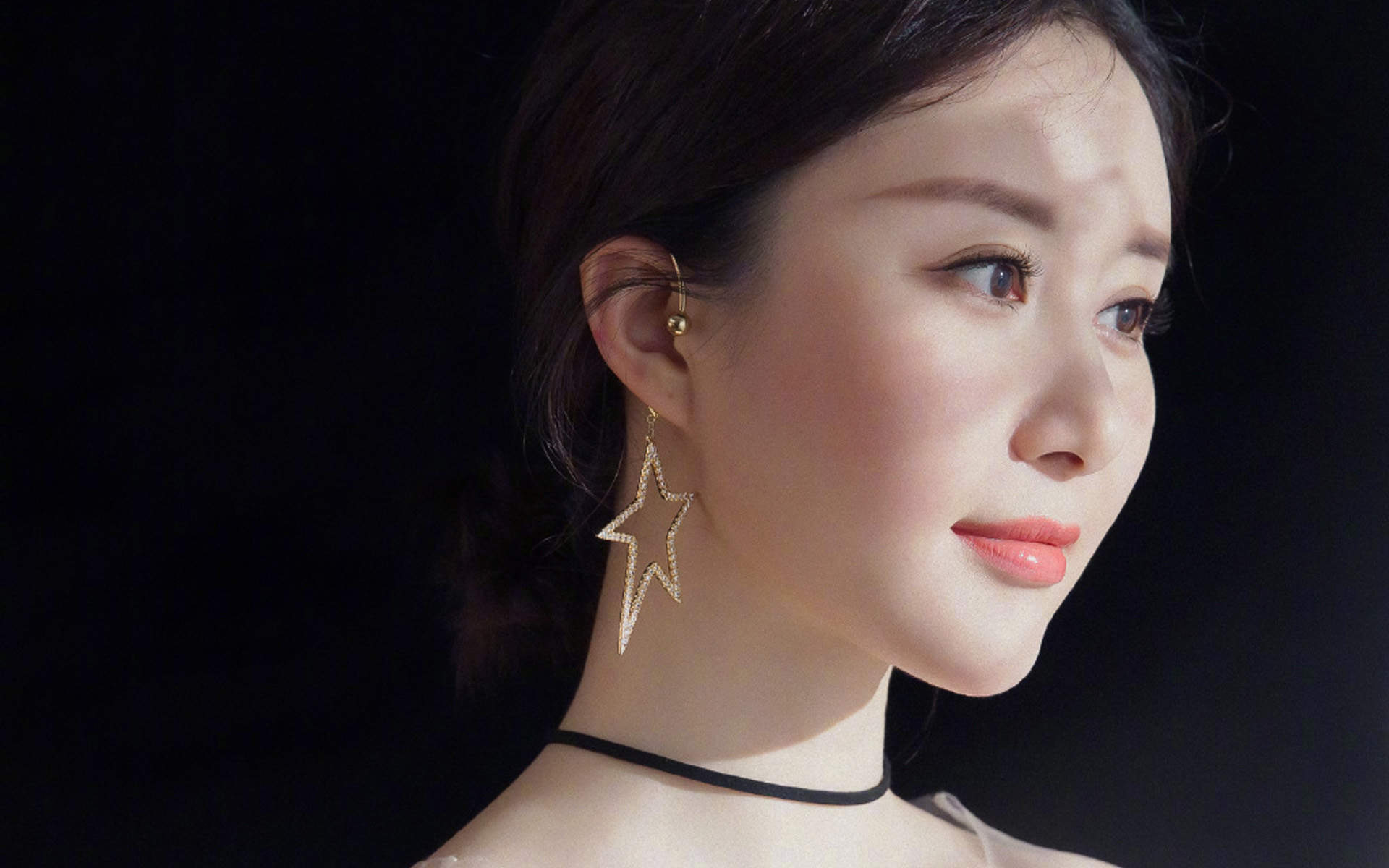 高清吉林美女演员舒畅米色风衣时尚写真图片图片