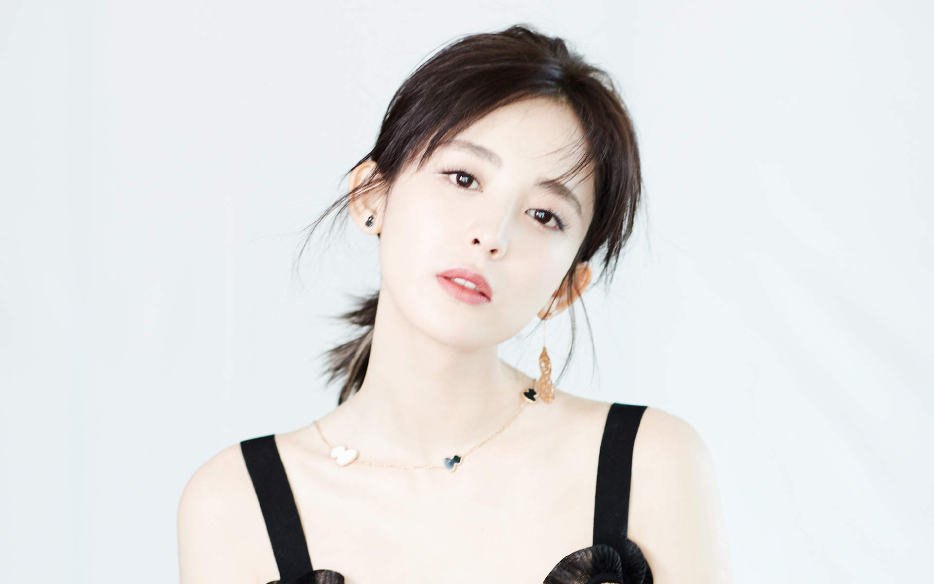 中国内地新疆乌鲁木齐市影视女演员古力娜扎清新丸子头手机壁纸图片