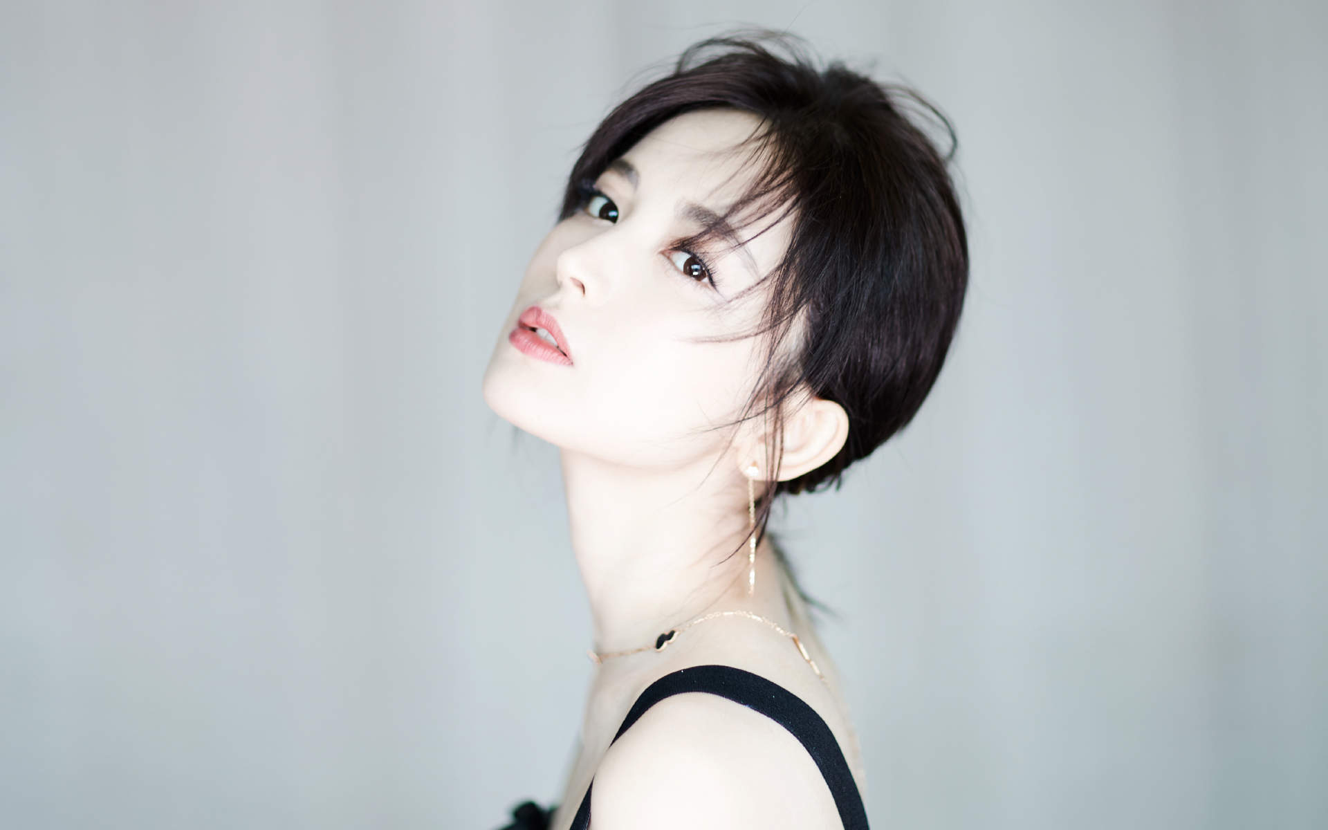 中国内地新疆乌鲁木齐市影视女演员古力娜扎清新丸子头手机壁纸图片