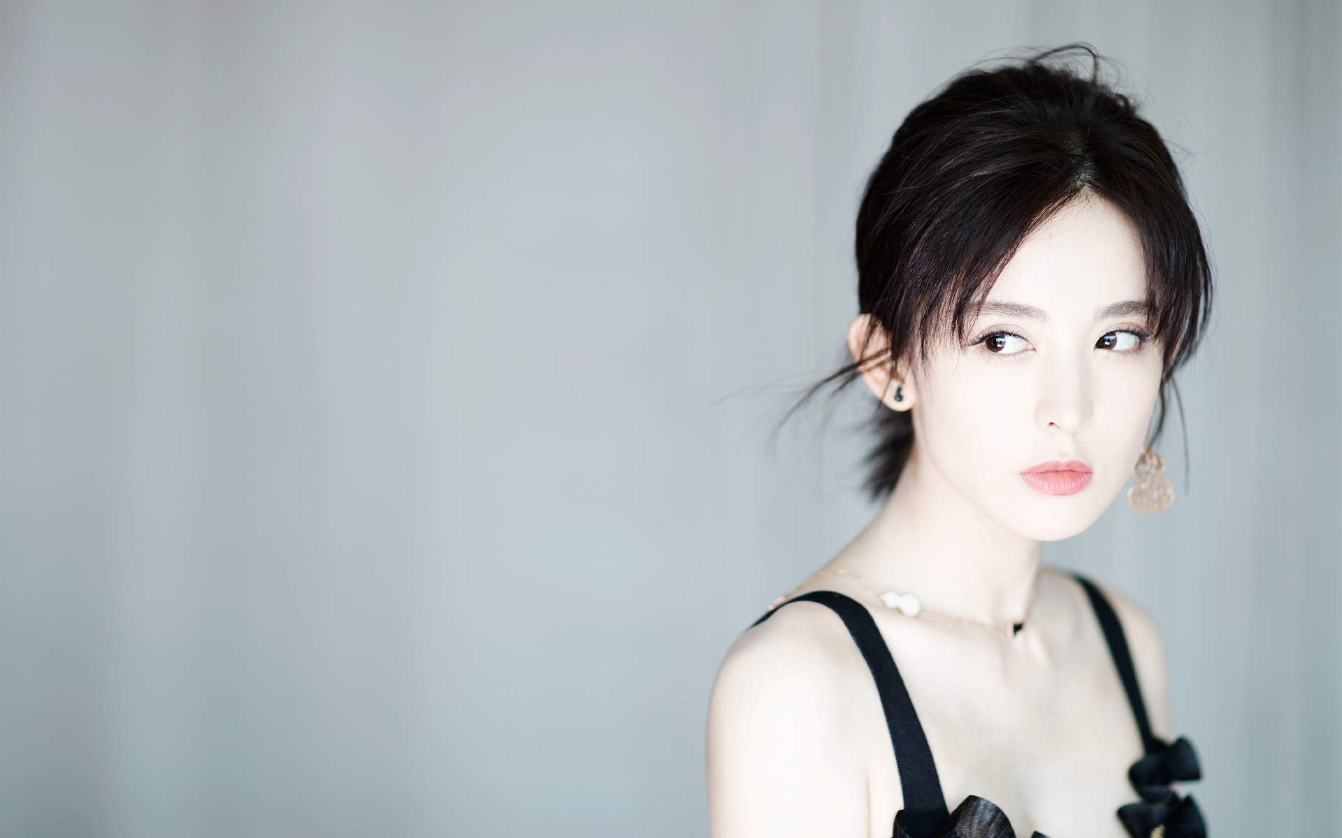 中国内地新疆乌鲁木齐市影视女演员古力娜扎率性性感写真手机壁纸图片