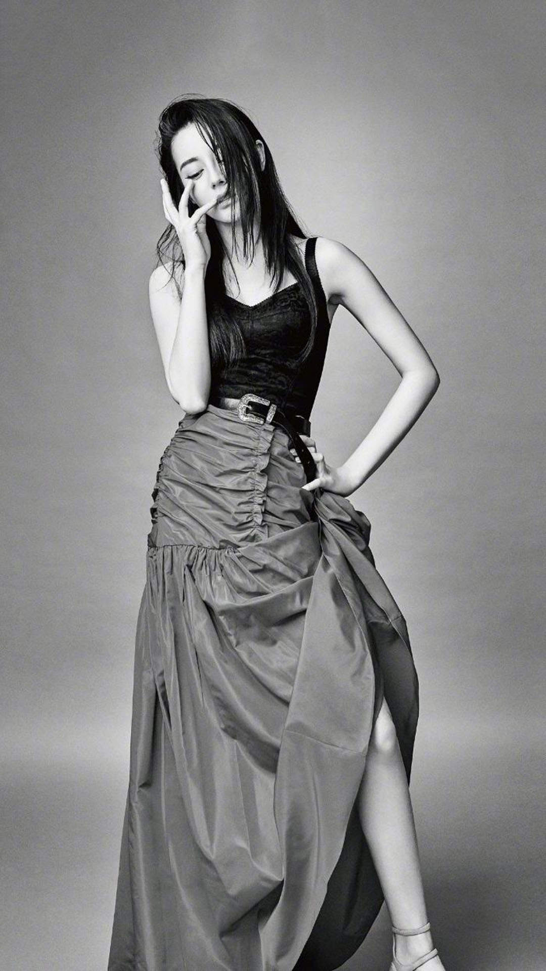 新疆乌鲁木齐美女演员迪丽热巴最新杂志写真图片图片