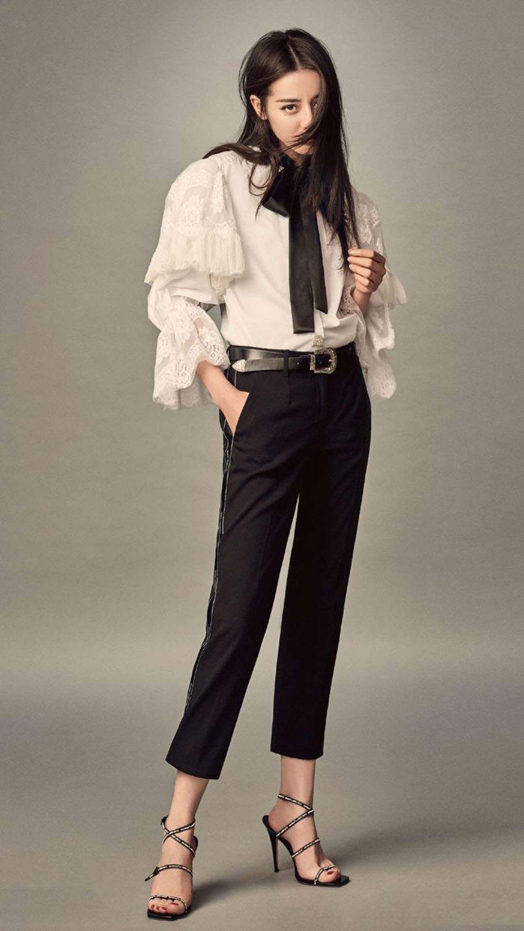 新疆乌鲁木齐美女演员迪丽热巴最新杂志写真图片图片