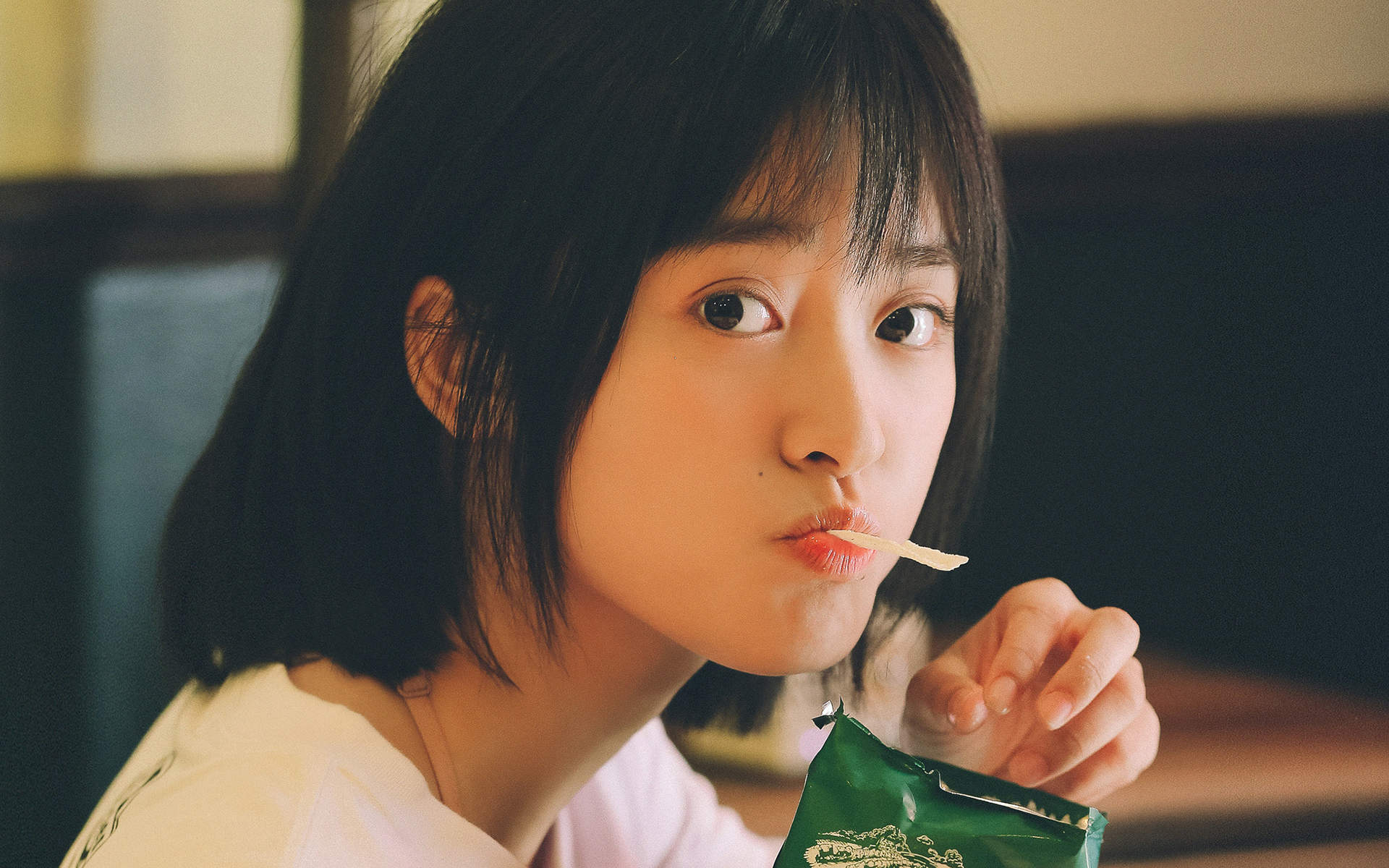 美女沈月图片