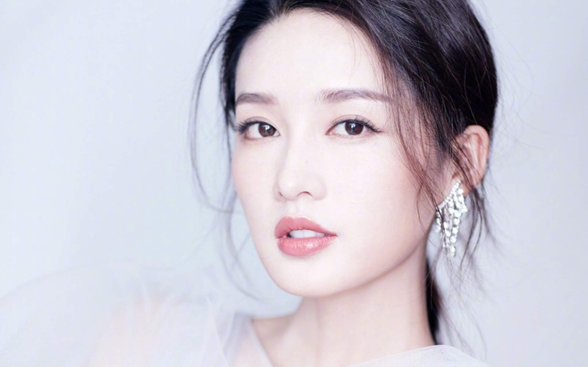 中国内地江苏省苏州市影视女演员李沁甜美俏皮写真手机壁纸图片