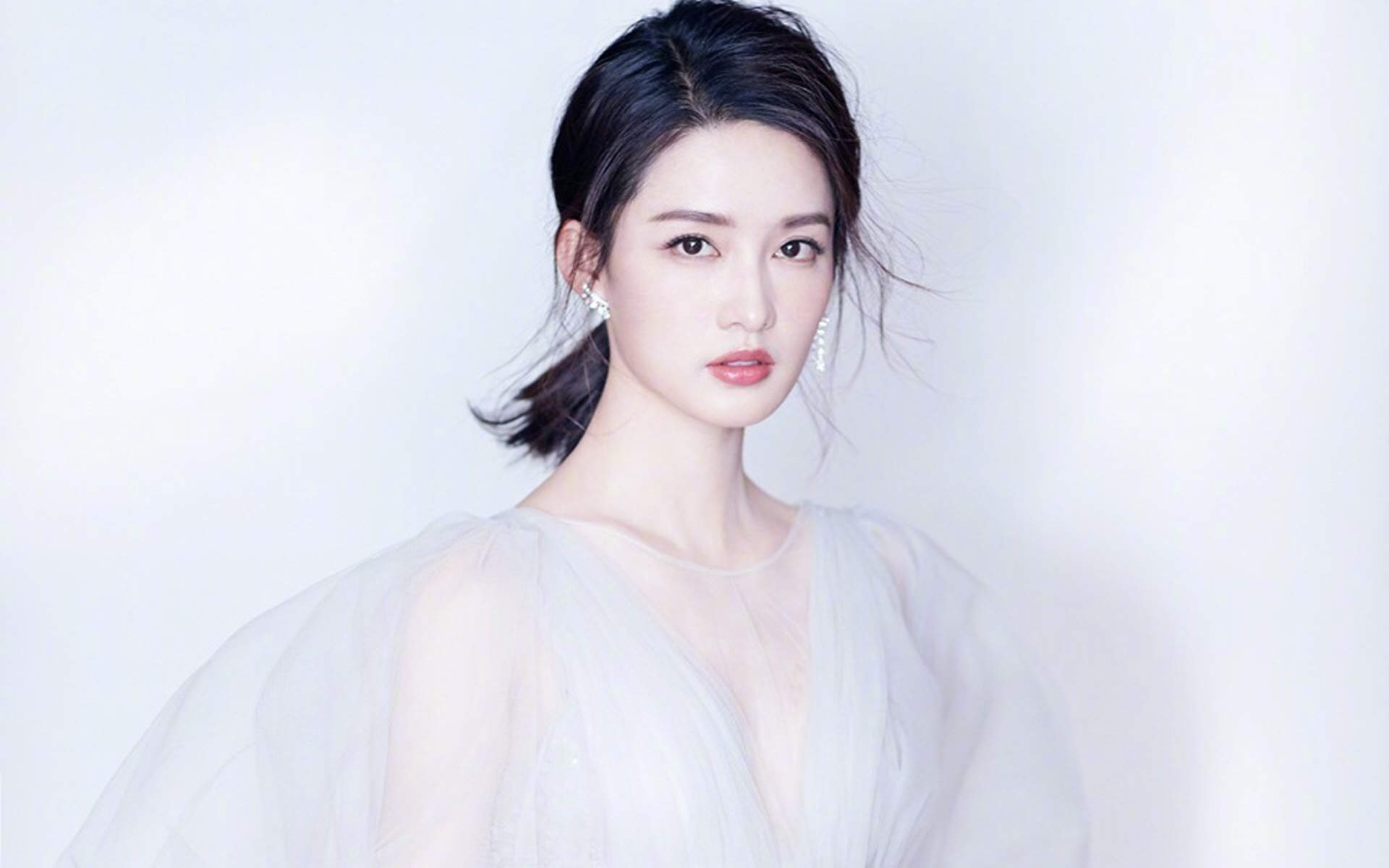 中国内地江苏省苏州市影视女演员李沁甜美俏皮写真手机壁纸图片