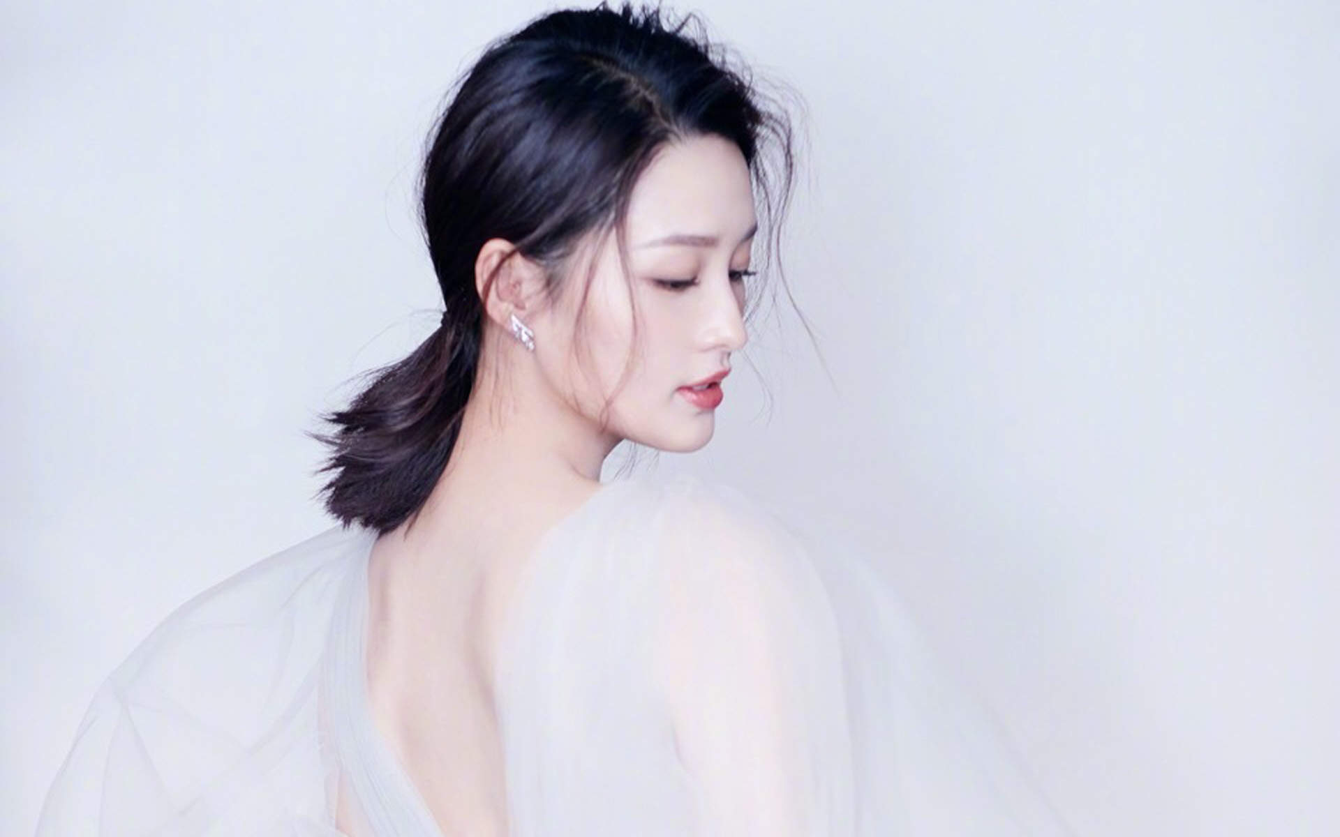 中国内地江苏省苏州市影视女演员李沁甜美俏皮写真手机壁纸图片