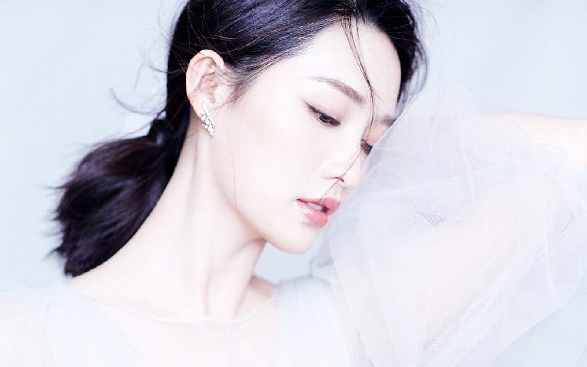 中国内地江苏省苏州市影视女演员李沁甜美俏皮写真手机壁纸图片