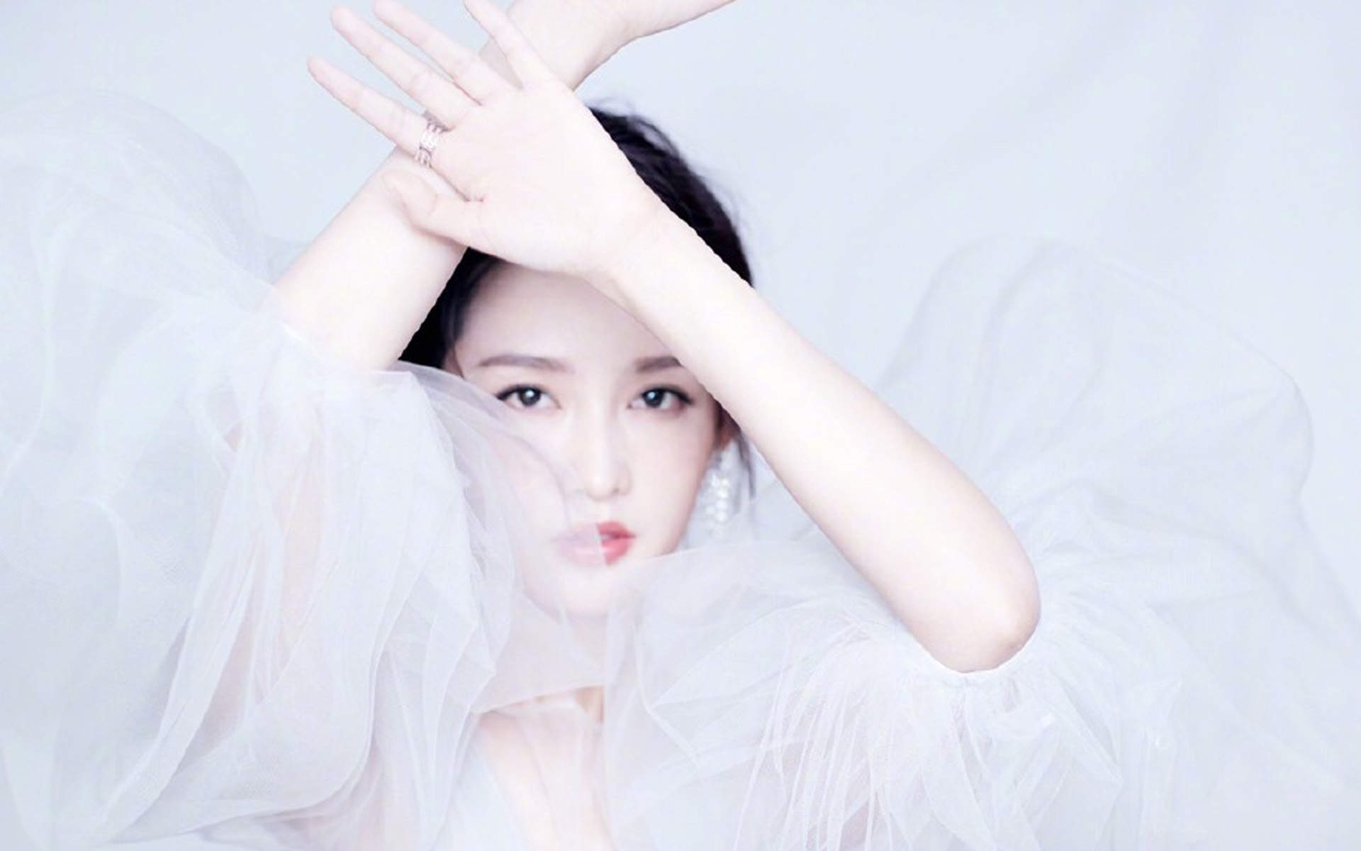中国内地江苏省苏州市影视女演员李沁黑白长裙性感写真图片图片