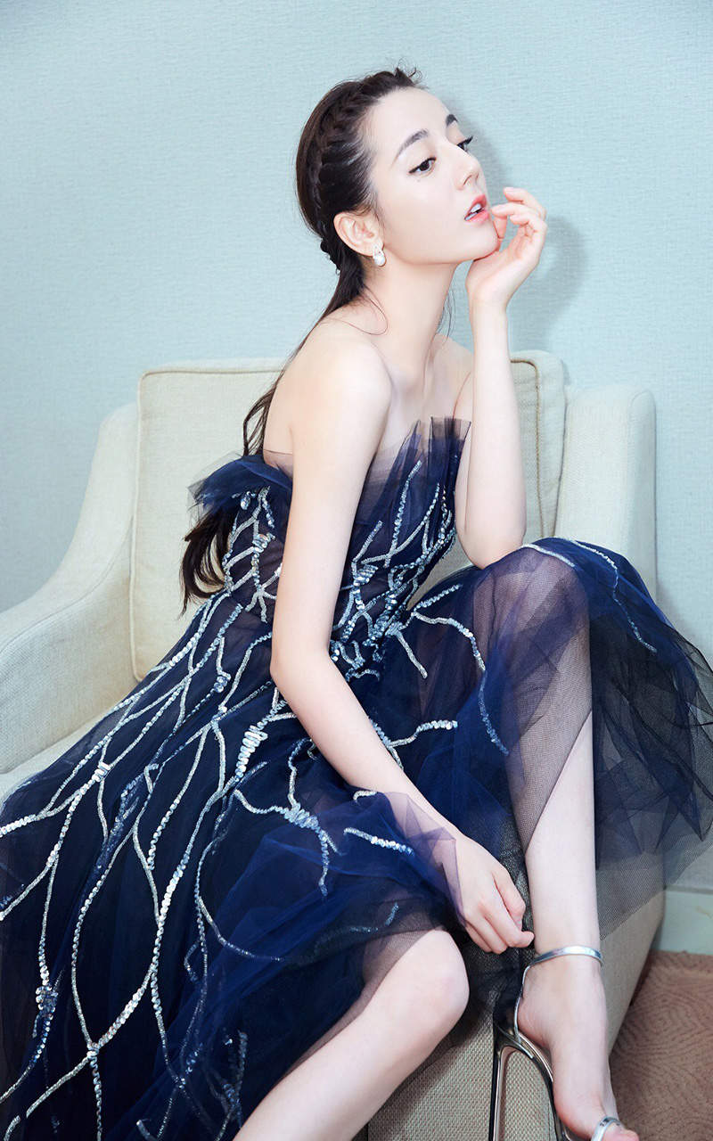 新疆乌鲁木齐美女演员迪丽热巴性感抹胸裙写真桌面壁纸图片