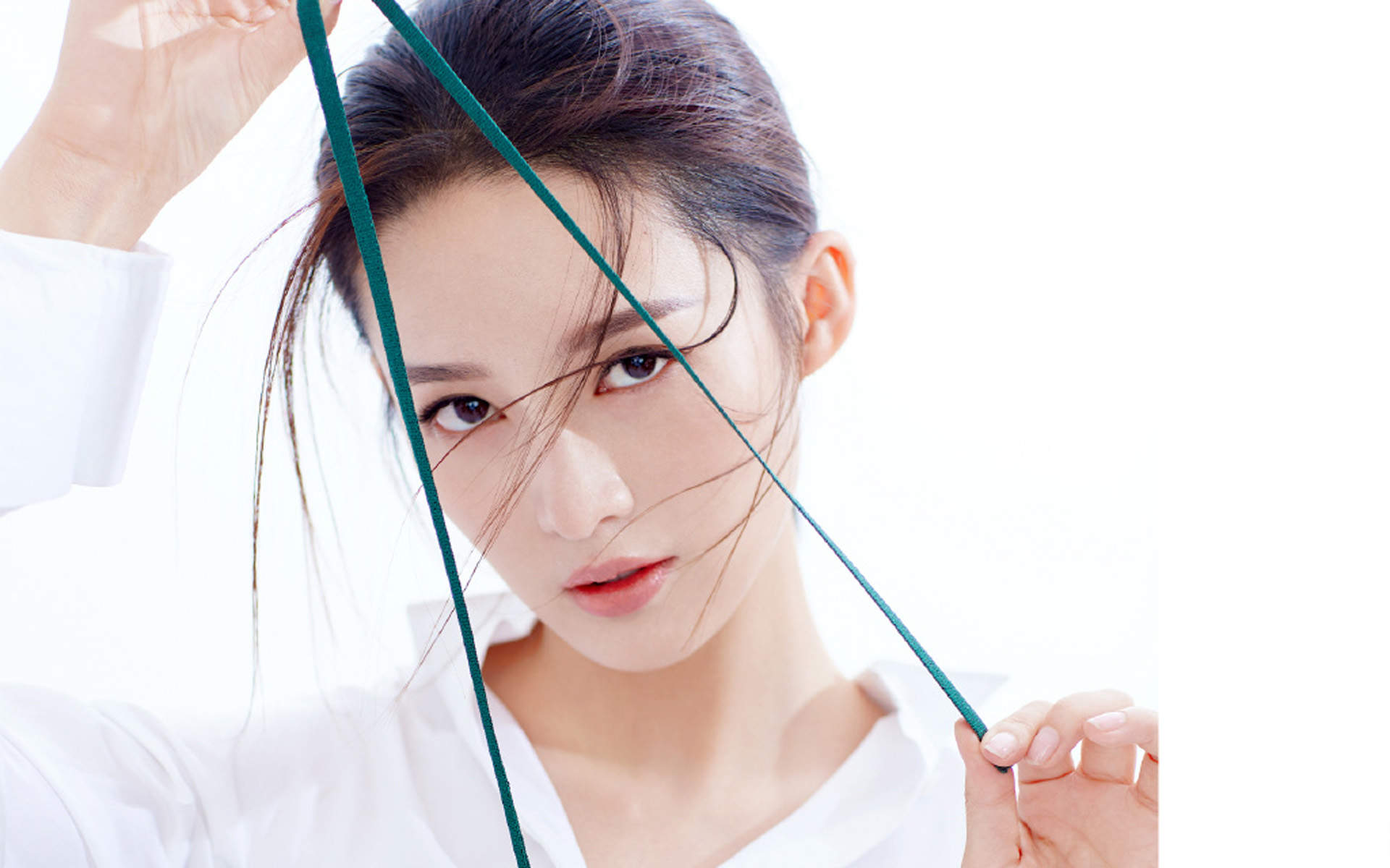 中国内地江苏省苏州市影视女演员李沁甜美俏皮写真手机壁纸图片