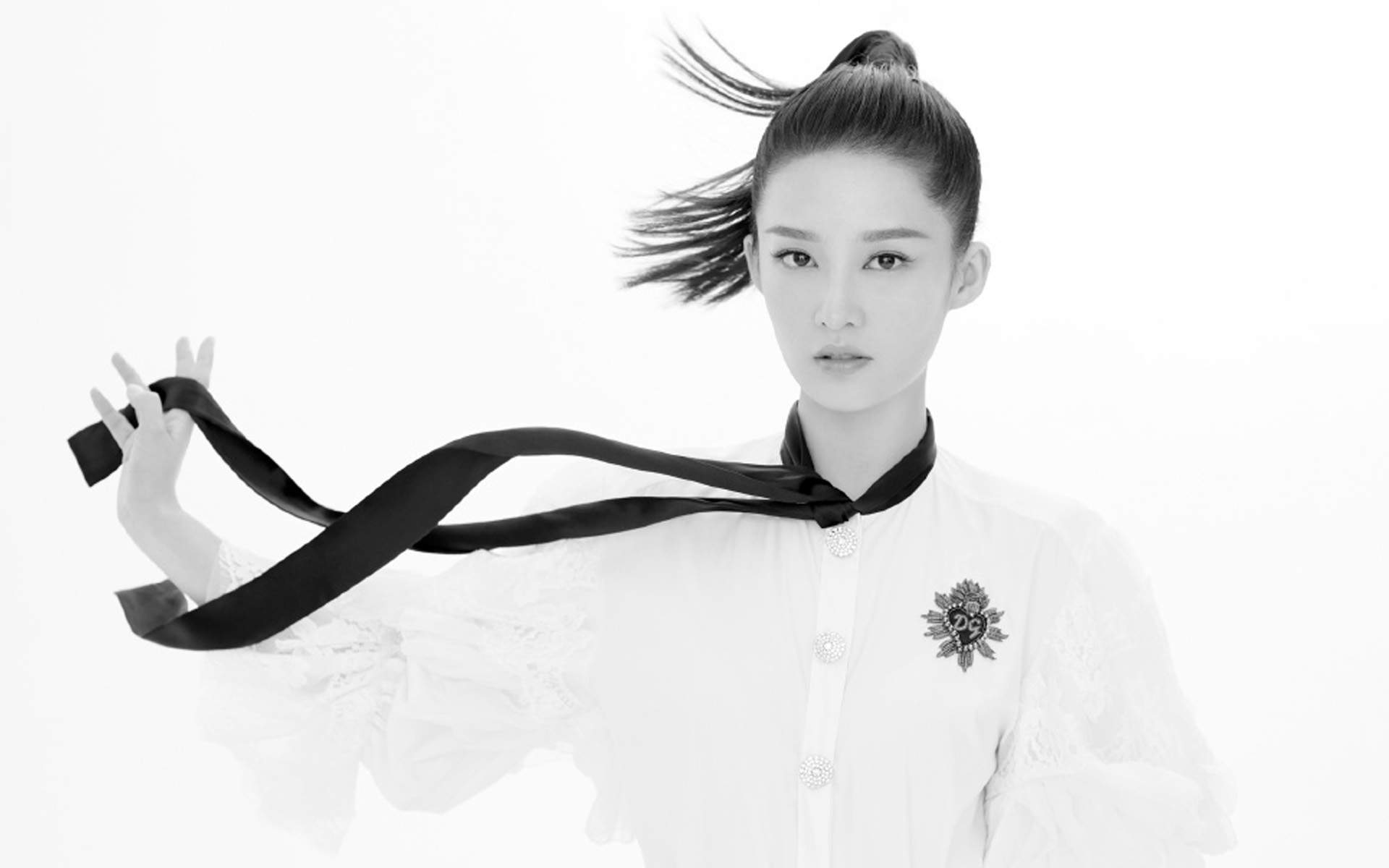 中国内地江苏省苏州市影视女演员李沁甜美俏皮写真手机壁纸图片