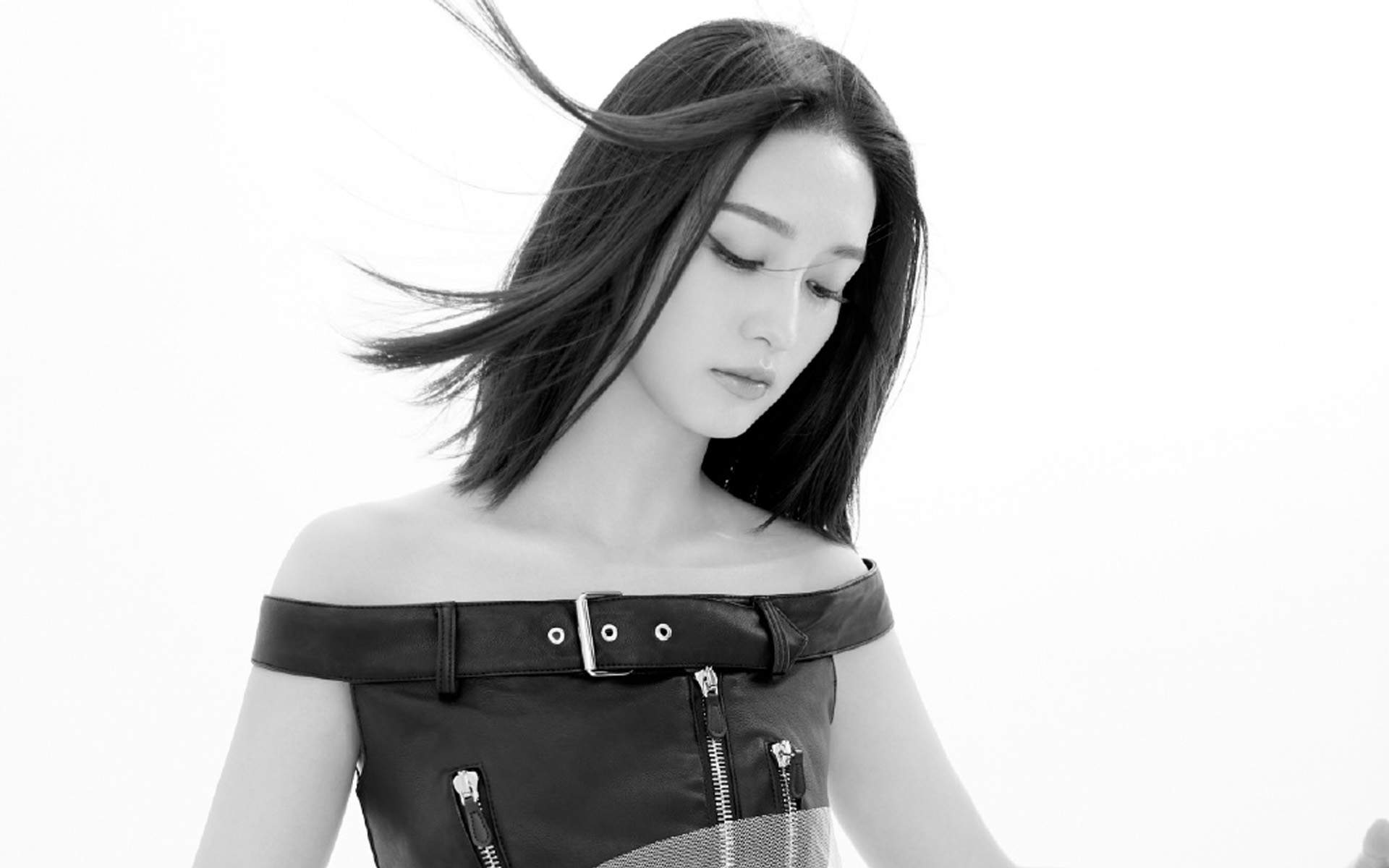 中国内地江苏省苏州市影视女演员李沁甜美俏皮写真手机壁纸图片