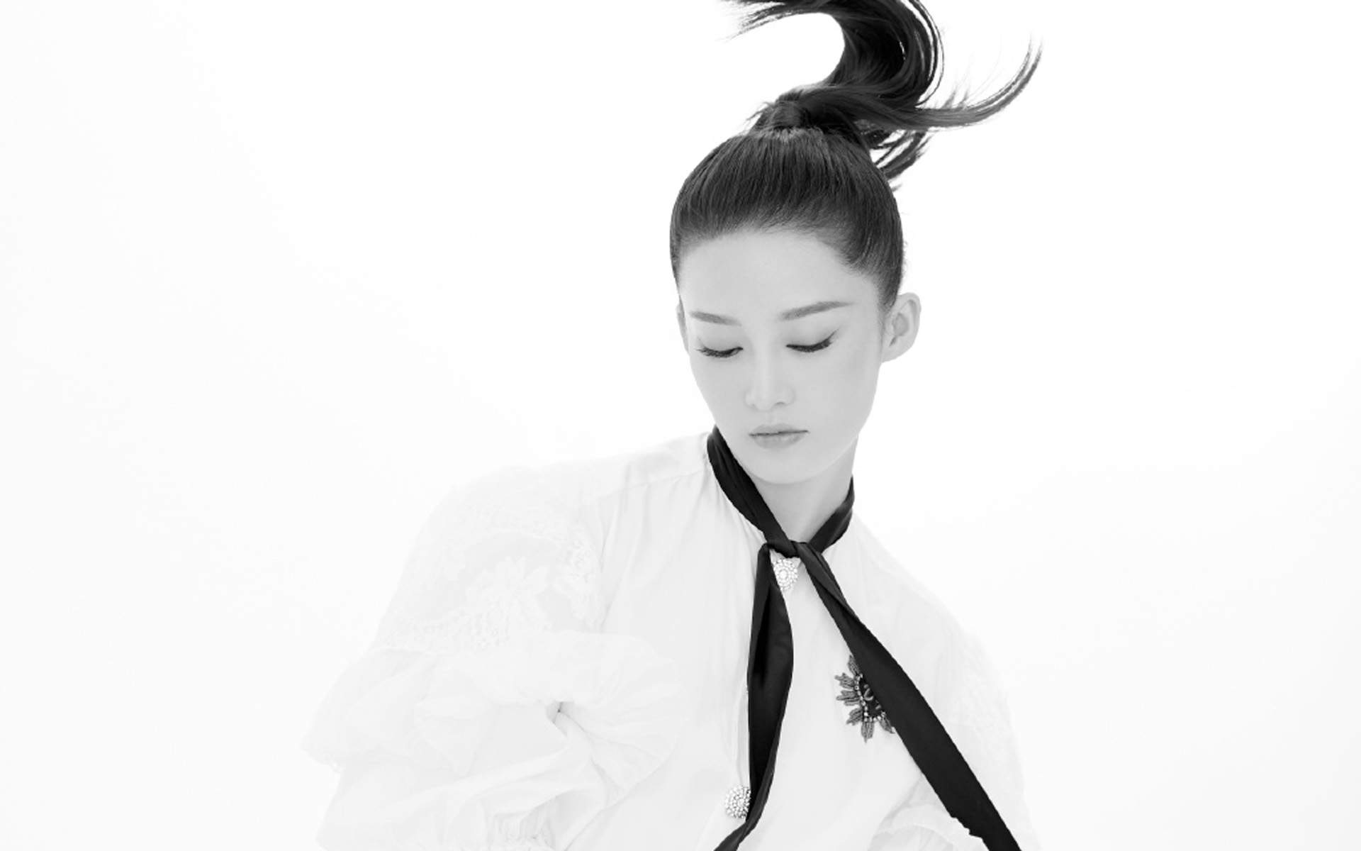 中国内地江苏省苏州市影视女演员李沁黑白长裙性感写真图片图片