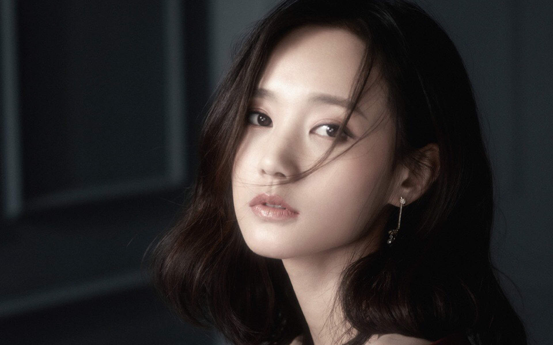 高清中国内地山东济南女演员李一桐露肩裙优雅代言写真图片图片