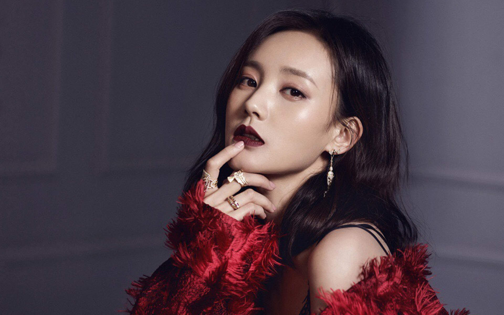 高清中国内地山东济南女演员李一桐露肩裙优雅代言写真图片图片