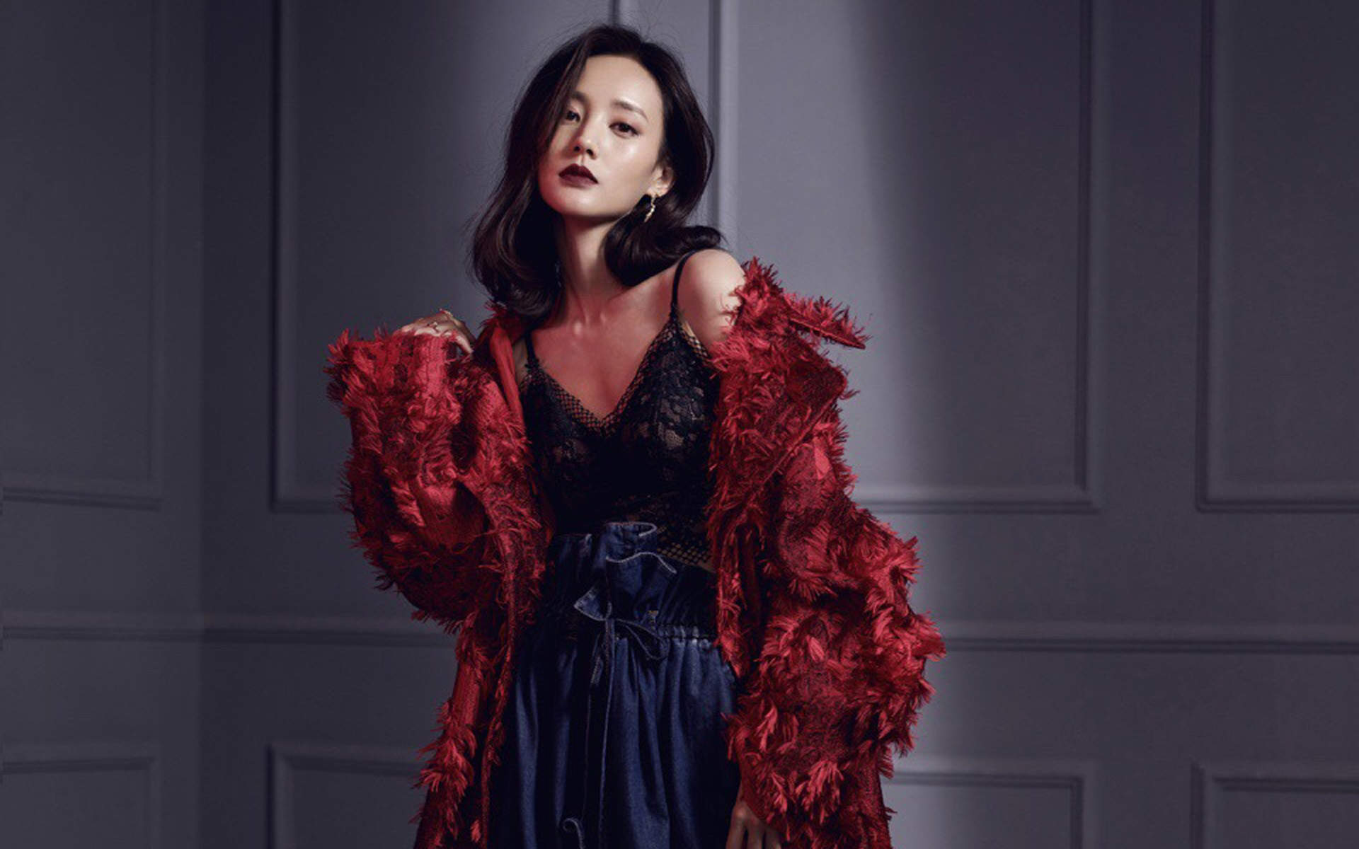 高清中国内地山东济南女演员李一桐露肩裙优雅代言写真图片图片