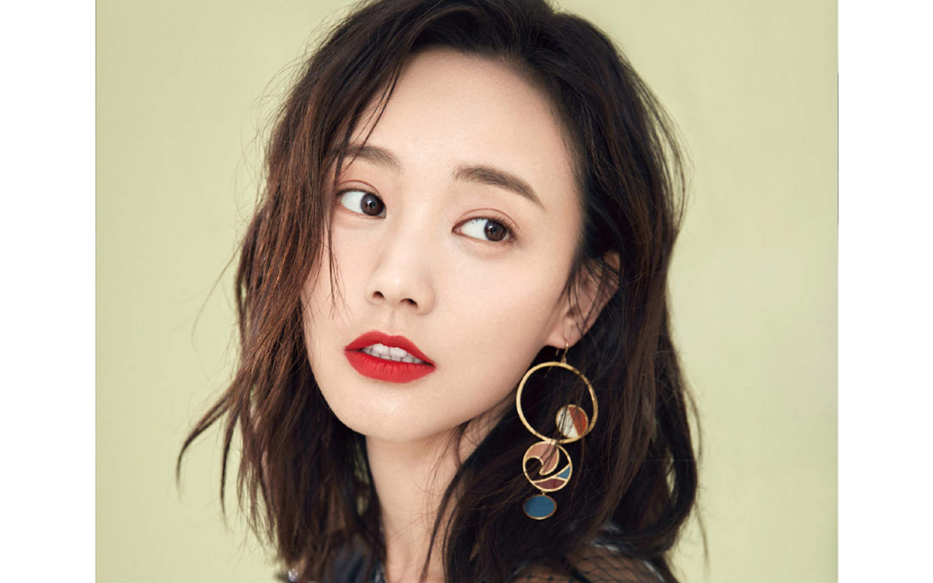 高清中国内地山东济南女演员李一桐露肩裙优雅代言写真图片图片