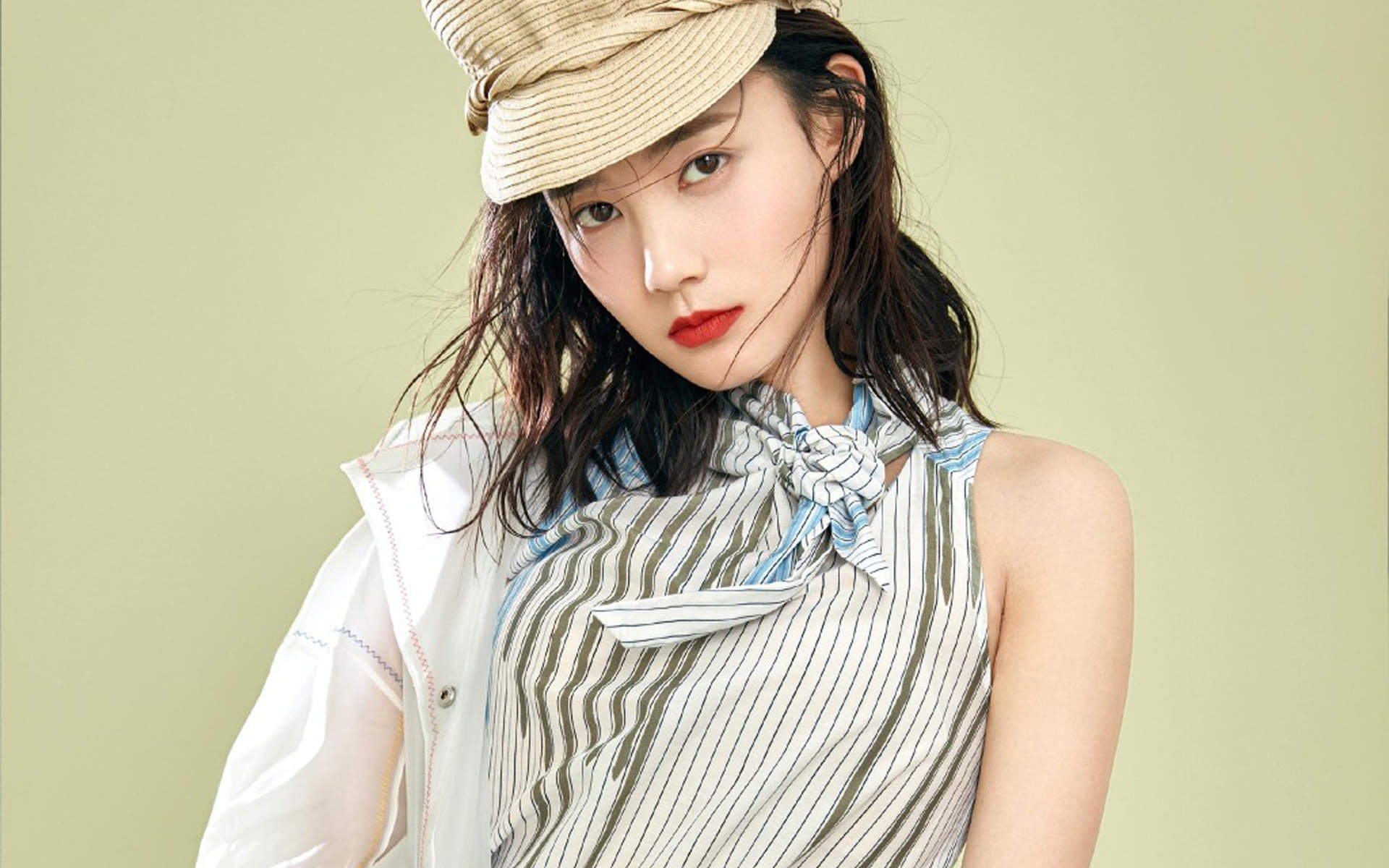 高清中国内地山东济南女演员李一桐露肩裙优雅代言写真图片图片