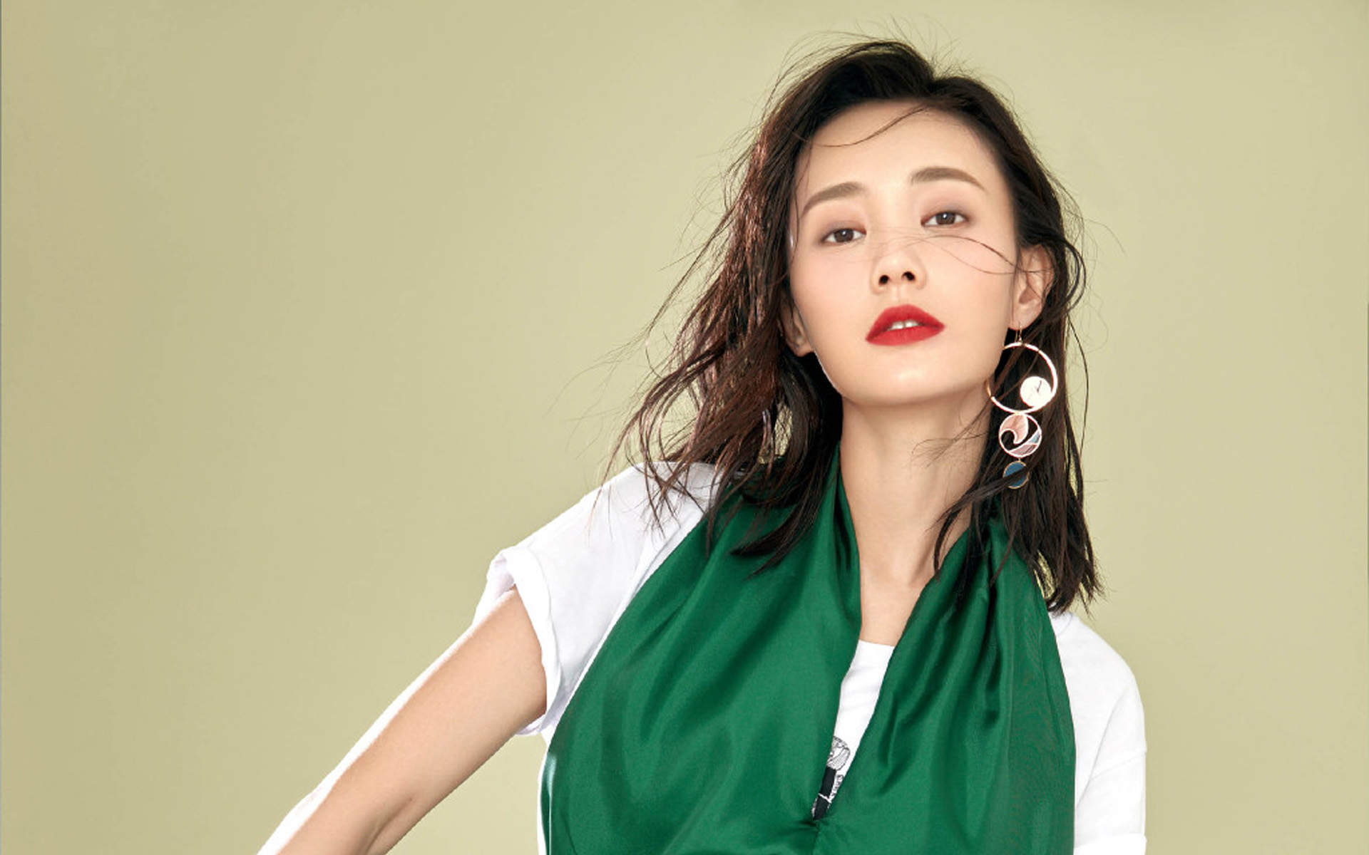 高清中国内地山东济南女演员李一桐露肩裙优雅代言写真图片图片