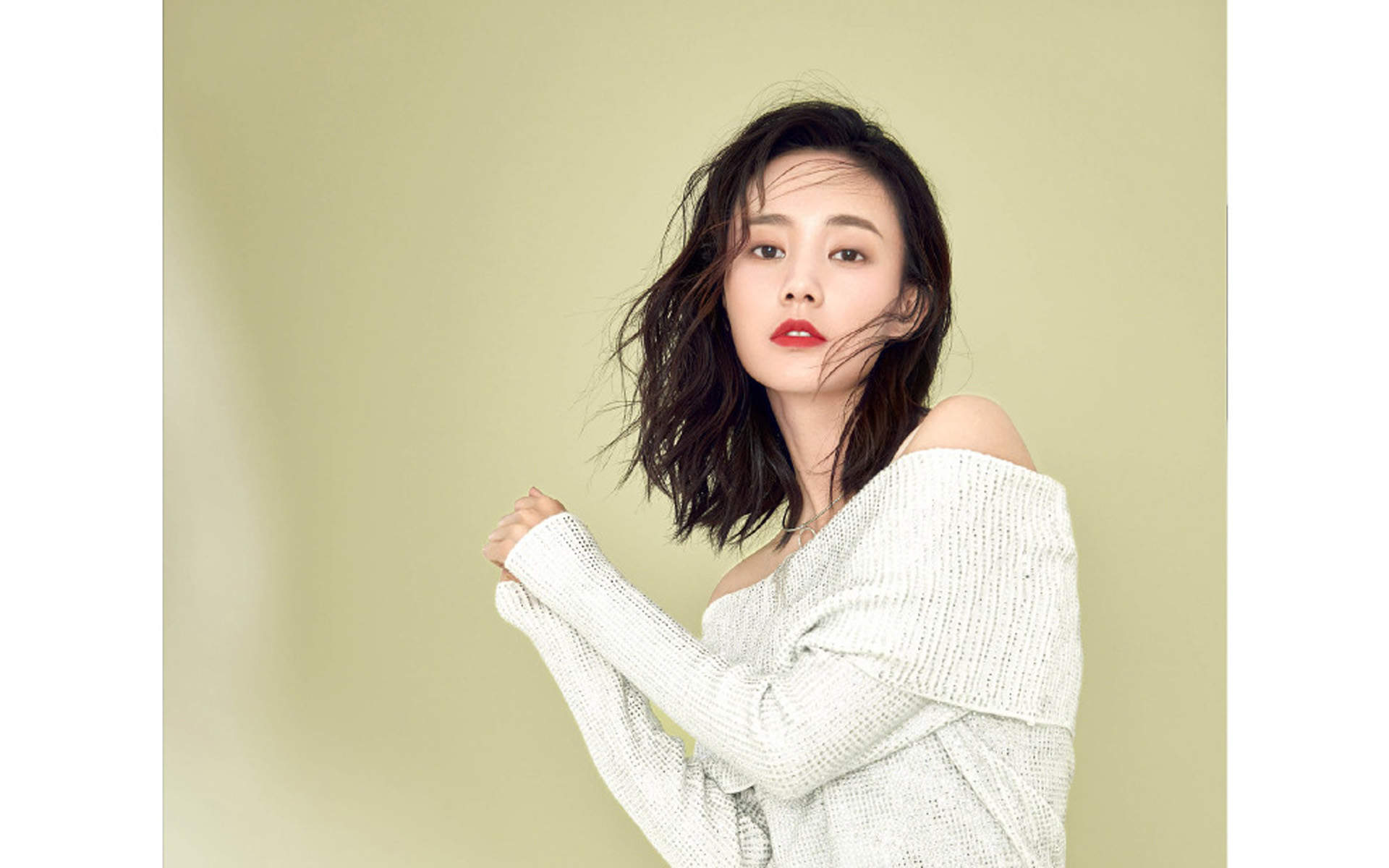 高清中国内地山东济南女演员李一桐露肩裙优雅代言写真图片图片