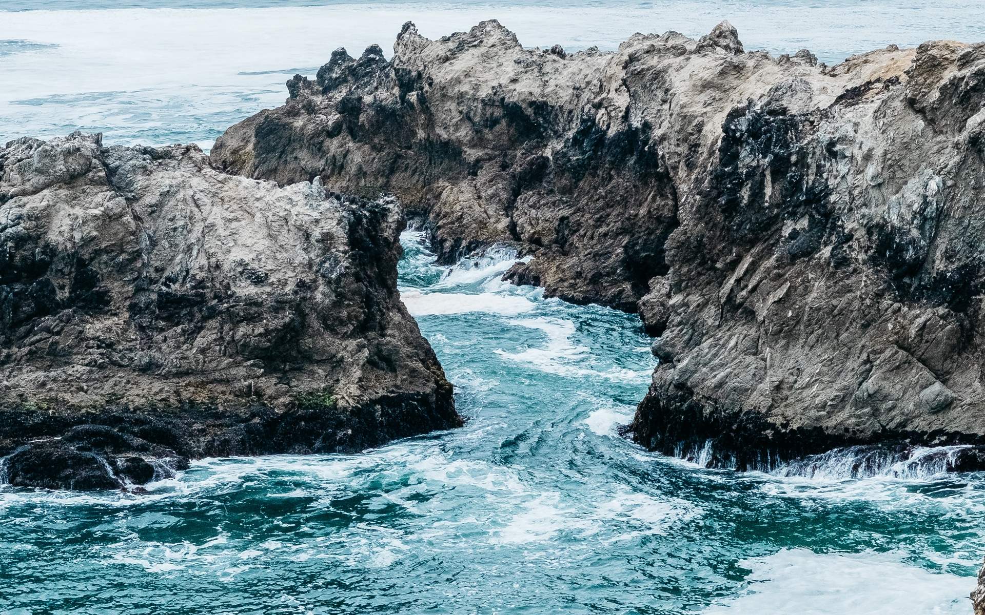 优美的蓝色大海风景桌面壁纸图片