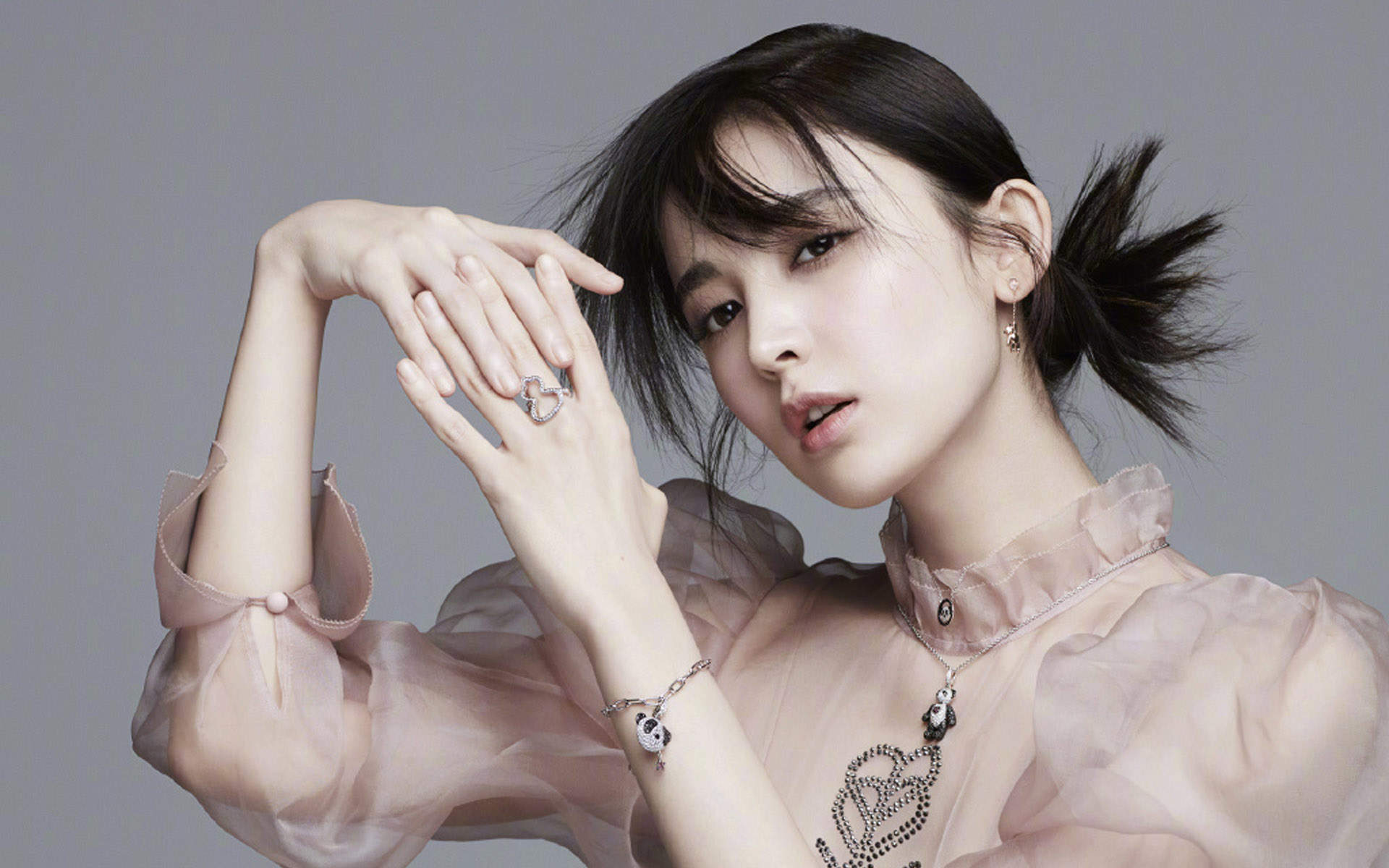 中国内地新疆乌鲁木齐市影视女演员古力娜扎清秀写真手机壁纸图片 中国内地新疆乌鲁木齐市影视女演员古力娜扎清秀写真手机壁纸图片