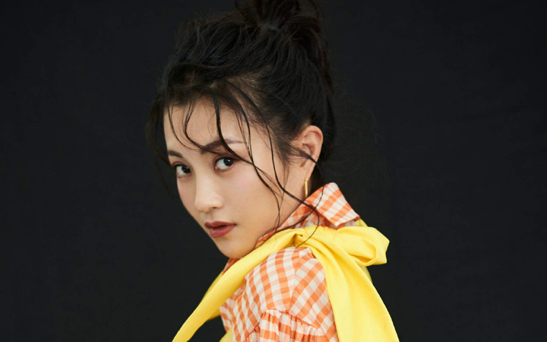 中国内地辽宁女节目主持人、演员包文婧时尚写真图片桌面壁纸图片