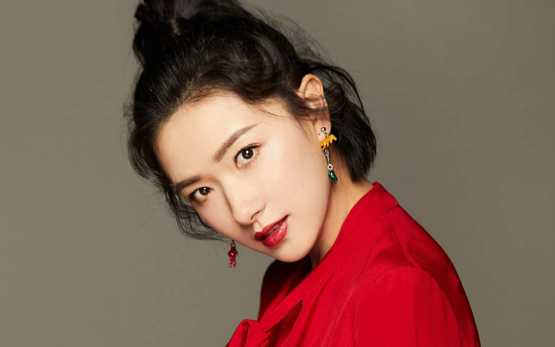 湖南省益阳市赫山女演员万茜时尚干练写真图片桌面壁纸图片
