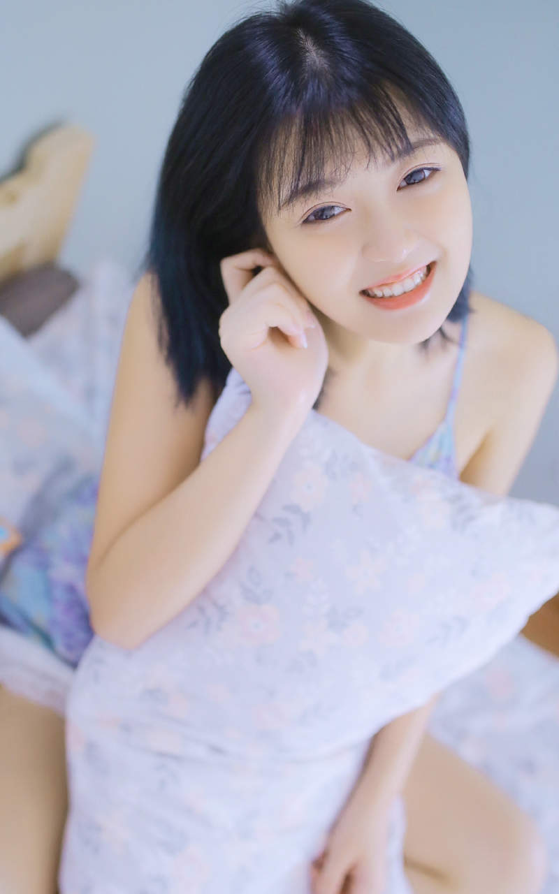 床上美女图片