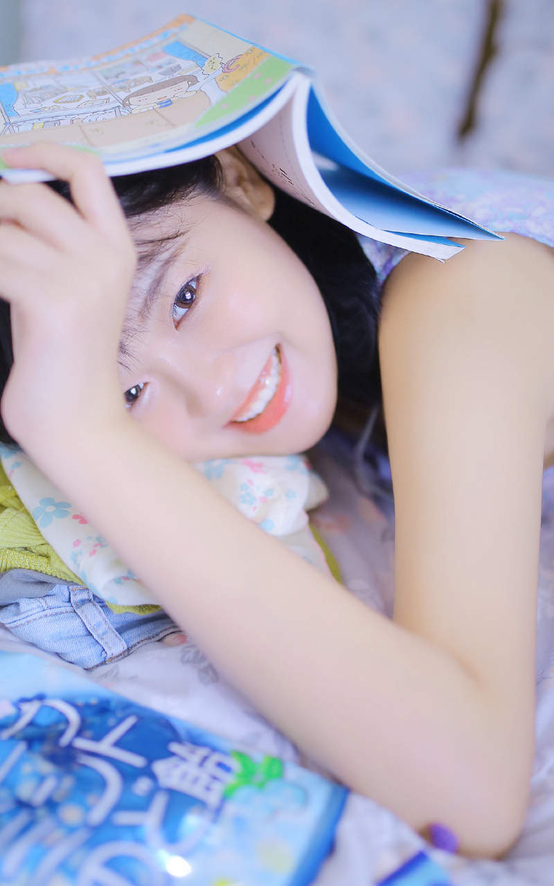 床上美女图片
