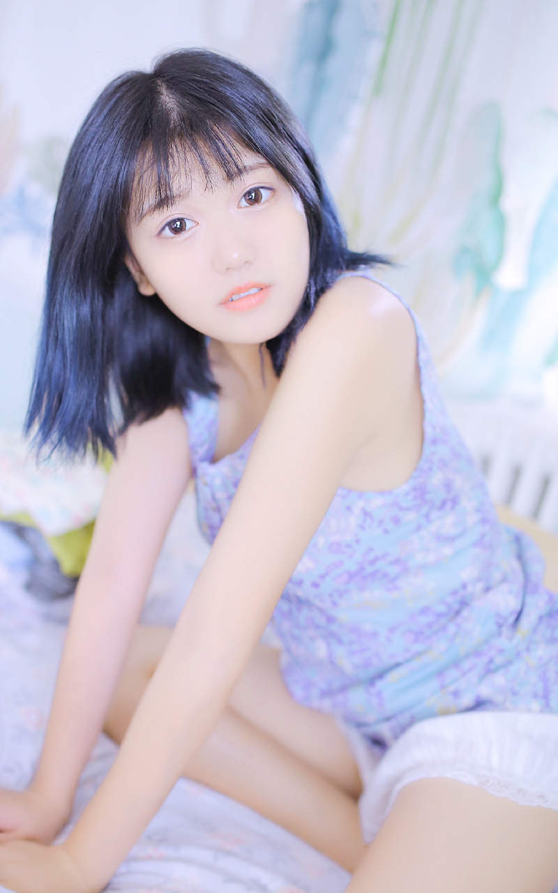 床上美女图片