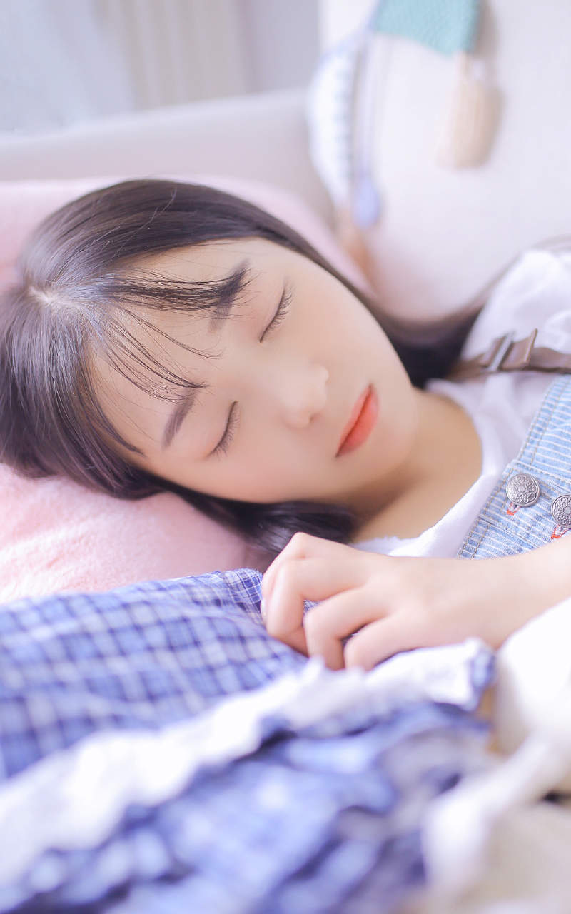 床上美女图片